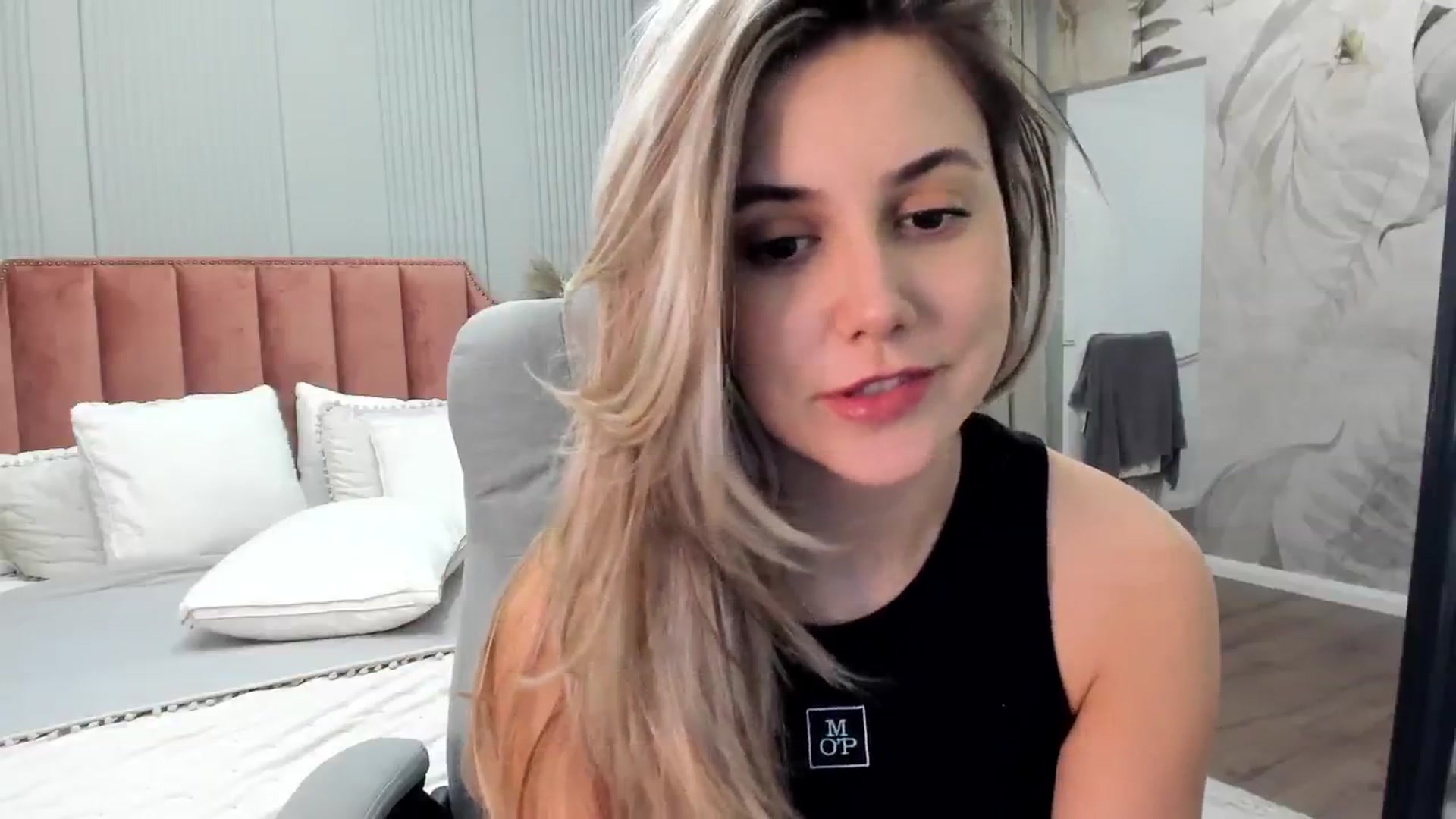 Gallery image thumbnail from NellieCutest's myfreecams stream on, 04/05/2025, 21:47 image 13 of 20