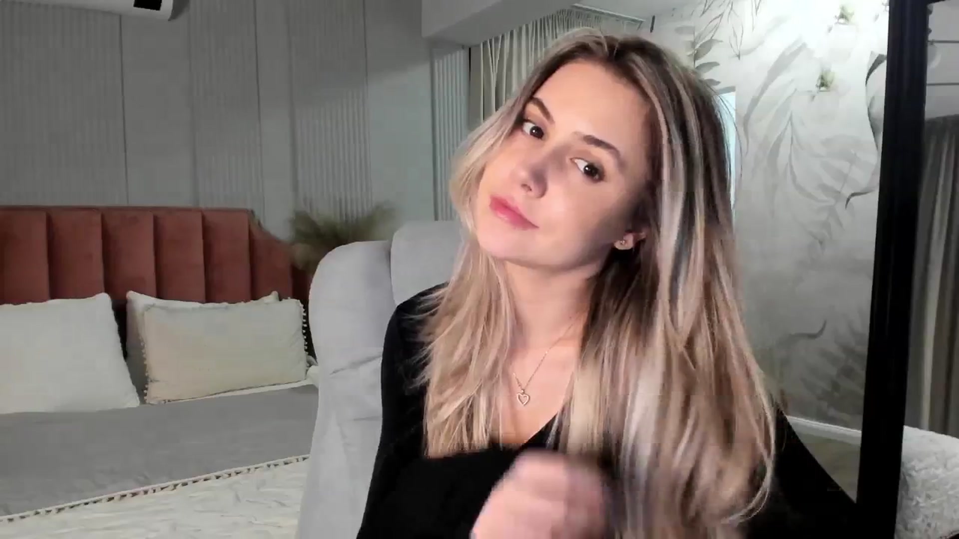Gallery image thumbnail from NellieCutest's myfreecams stream on, 04/10/2025, 20:23 image 18 of 20