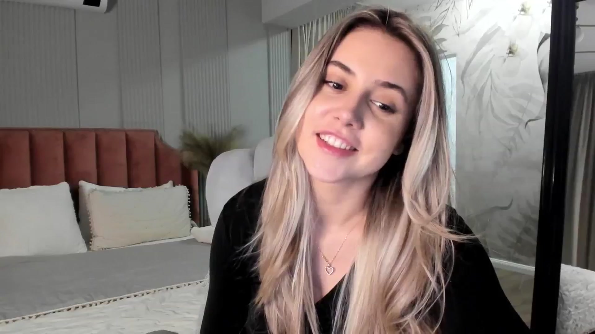 Gallery image thumbnail from NellieCutest's myfreecams stream on, 04/10/2025, 20:23 image 19 of 20
