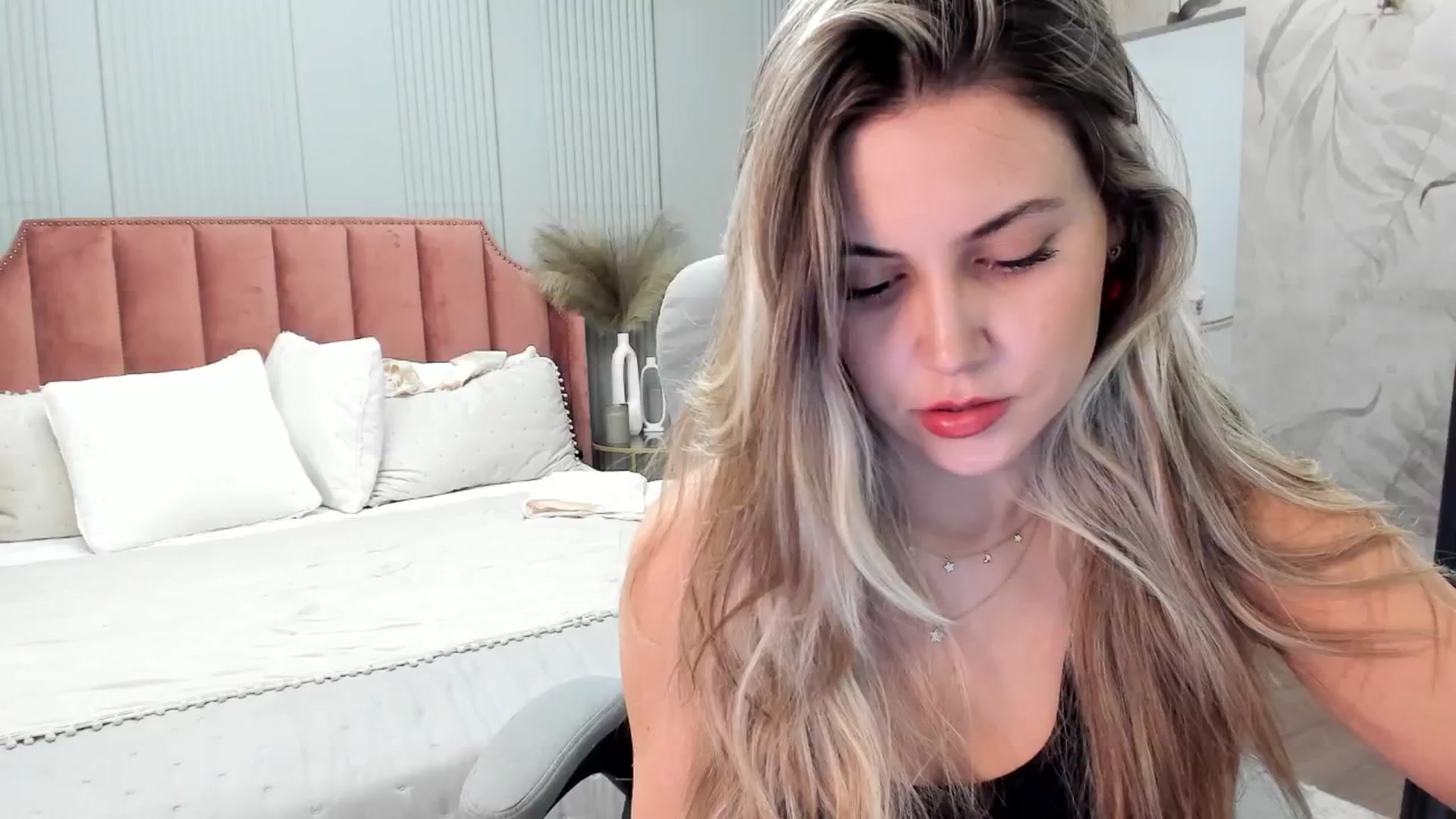 Gallery image thumbnail from NellieCutest's myfreecams stream on, 04/26/2025, 22:00 image 3 of 20