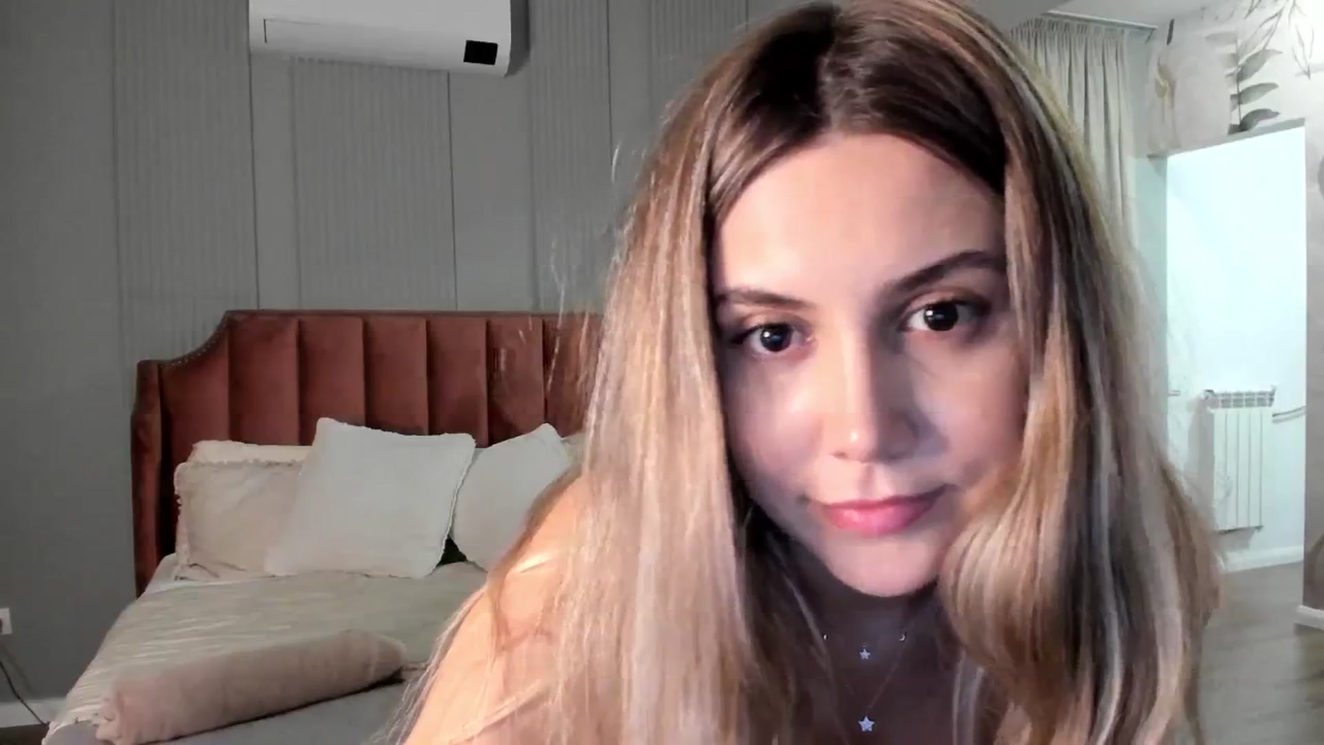 Gallery image thumbnail from NellieCutest's myfreecams stream on, 05/11/2025, 22:08 image 14 of 20