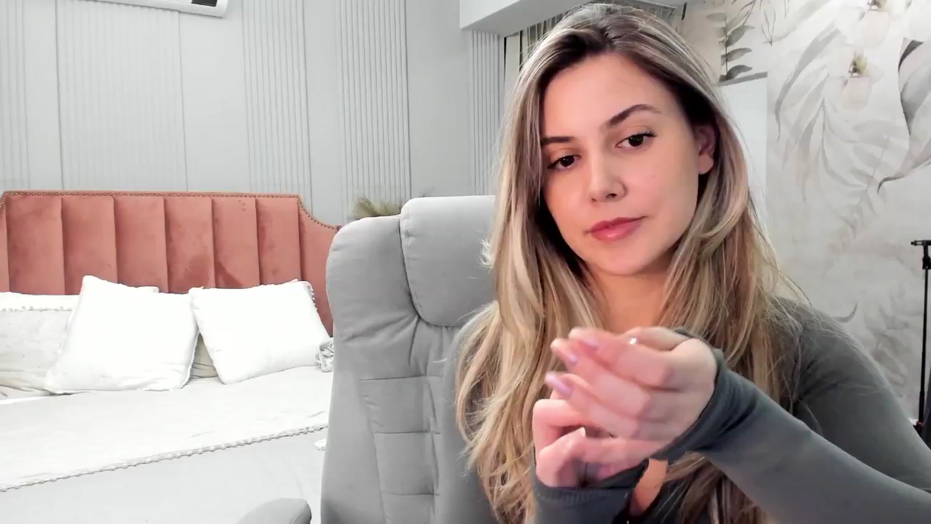 Gallery image thumbnail from NellieCutest's myfreecams stream on, 05/15/2025, 22:04 image 4 of 20