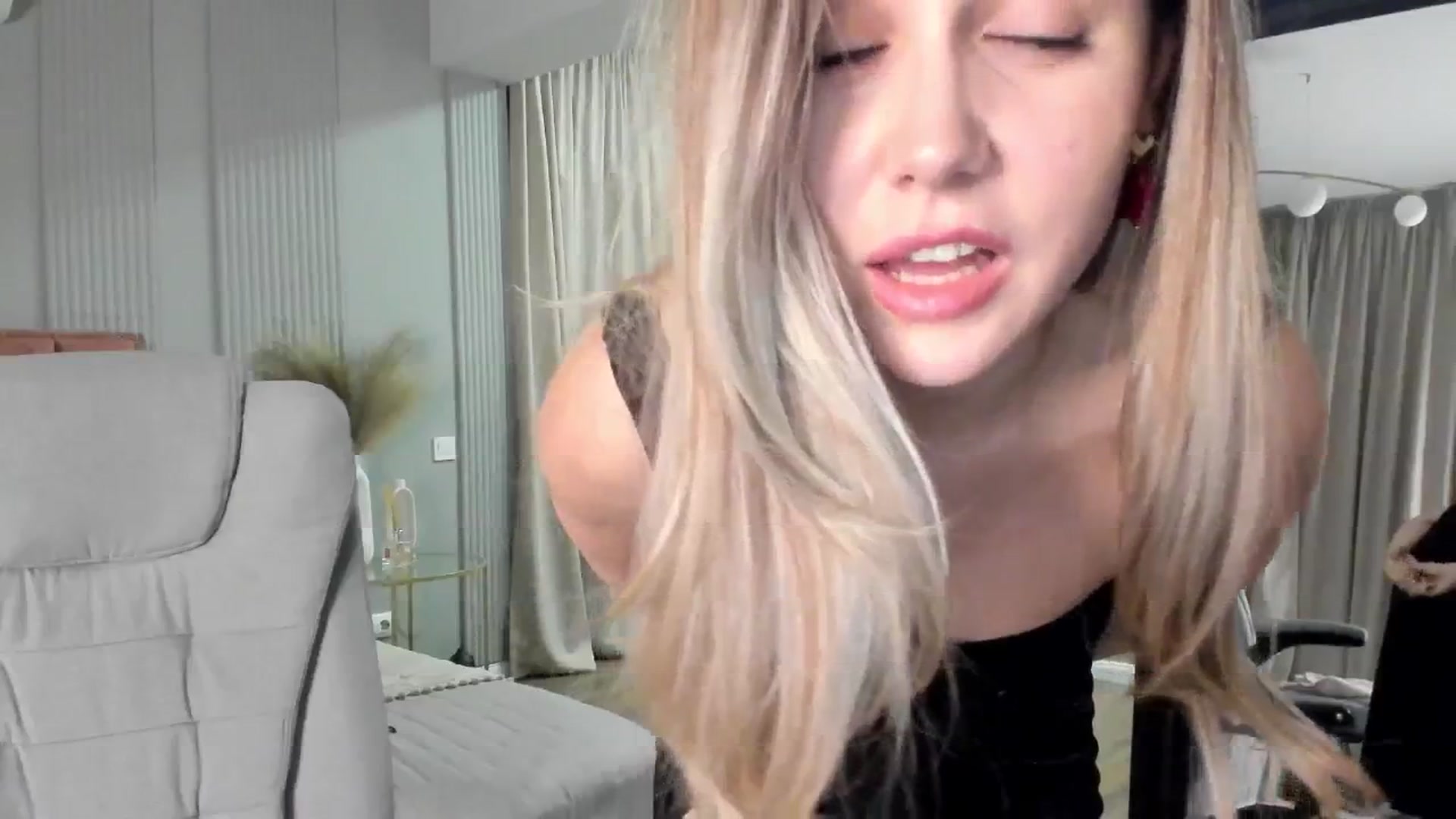 Gallery image thumbnail from NellieCutest's myfreecams stream on, 05/16/2025, 22:37 image 16 of 20