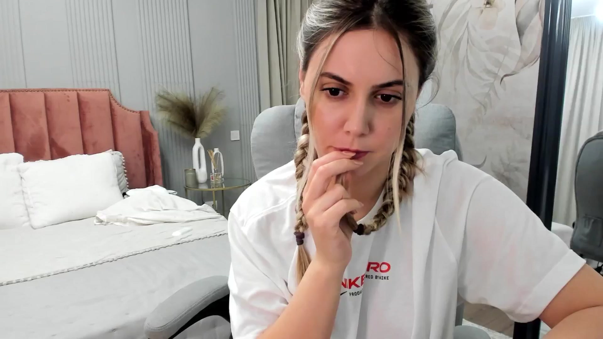Gallery image thumbnail from NellieCutest's myfreecams stream on, 05/18/2025, 21:29 image 10 of 20
