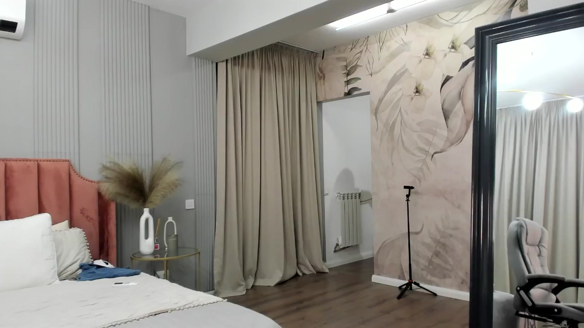 Gallery image thumbnail from NellieCutest's myfreecams stream on, 06/01/2025, 22:09 image 16 of 20