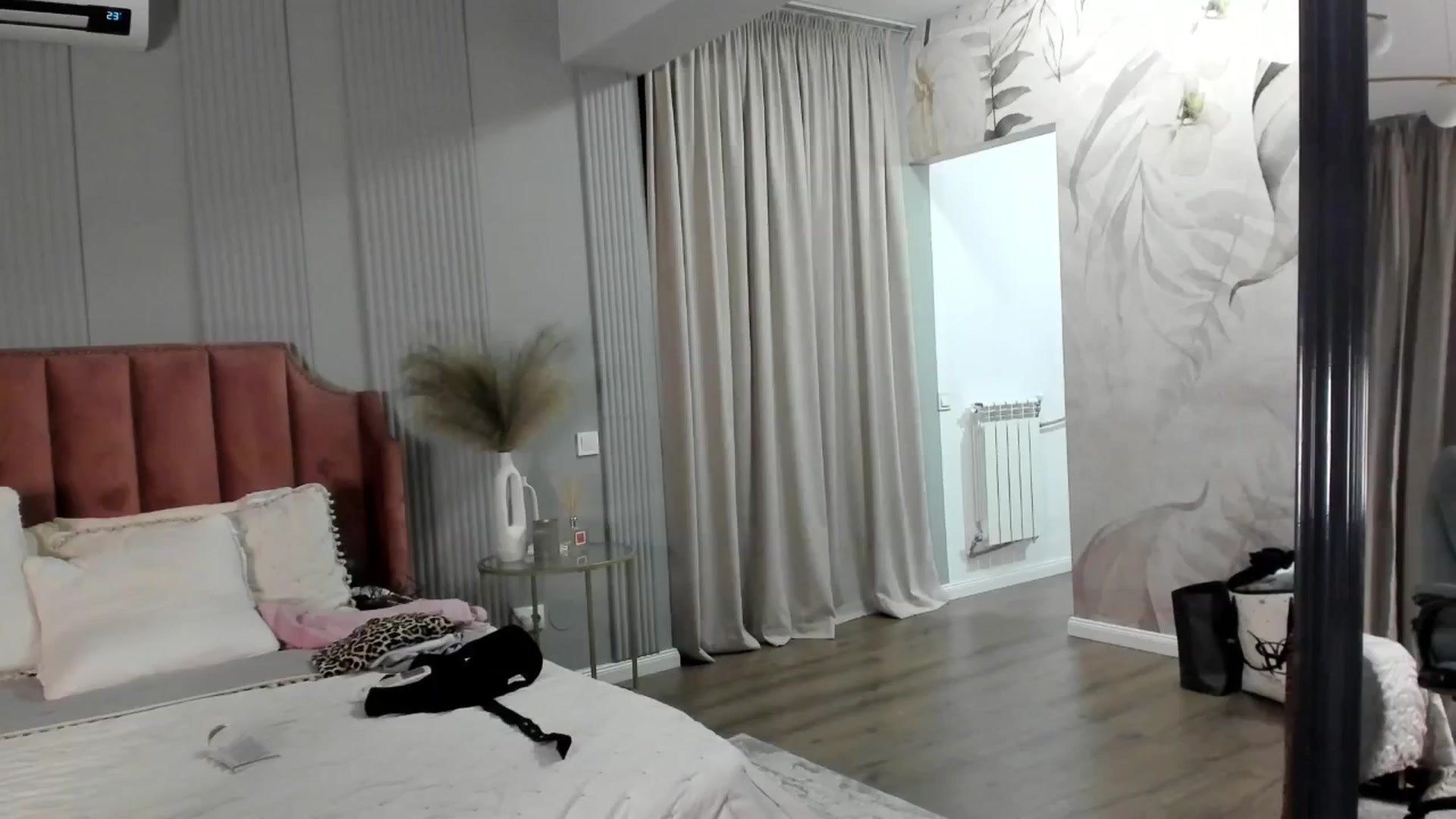 Gallery image thumbnail from NellieCutest's myfreecams stream on, 06/08/2025, 22:15 image 13 of 20