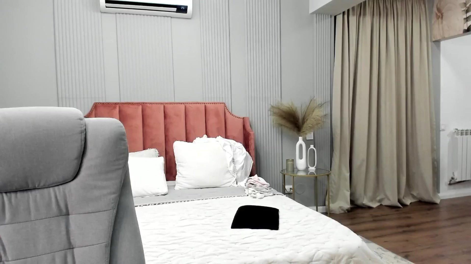 Gallery image thumbnail from NellieCutest's myfreecams stream on, 07/25/2025, 23:00 image 1 of 20