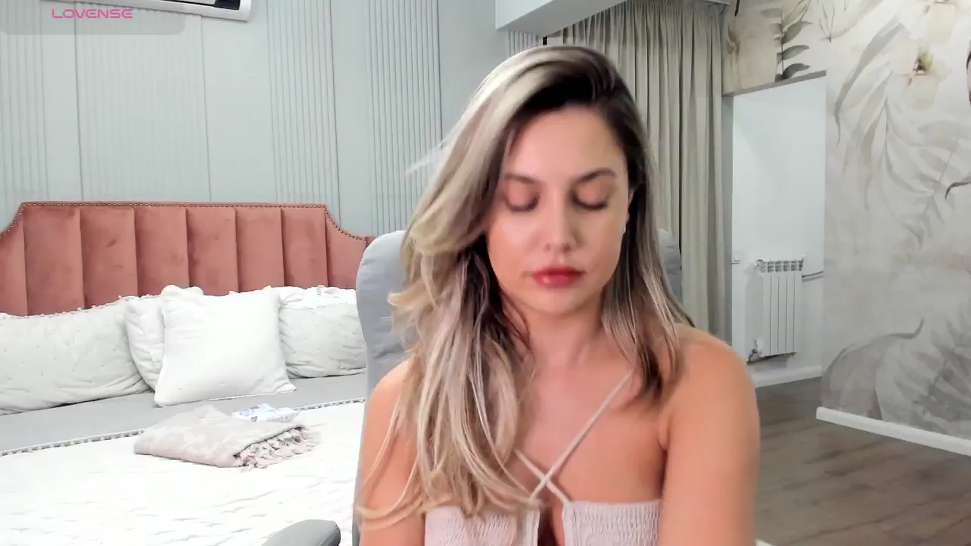 Gallery image thumbnail from NellieCutest's myfreecams stream on, 08/01/2025, 19:23 image 16 of 20
