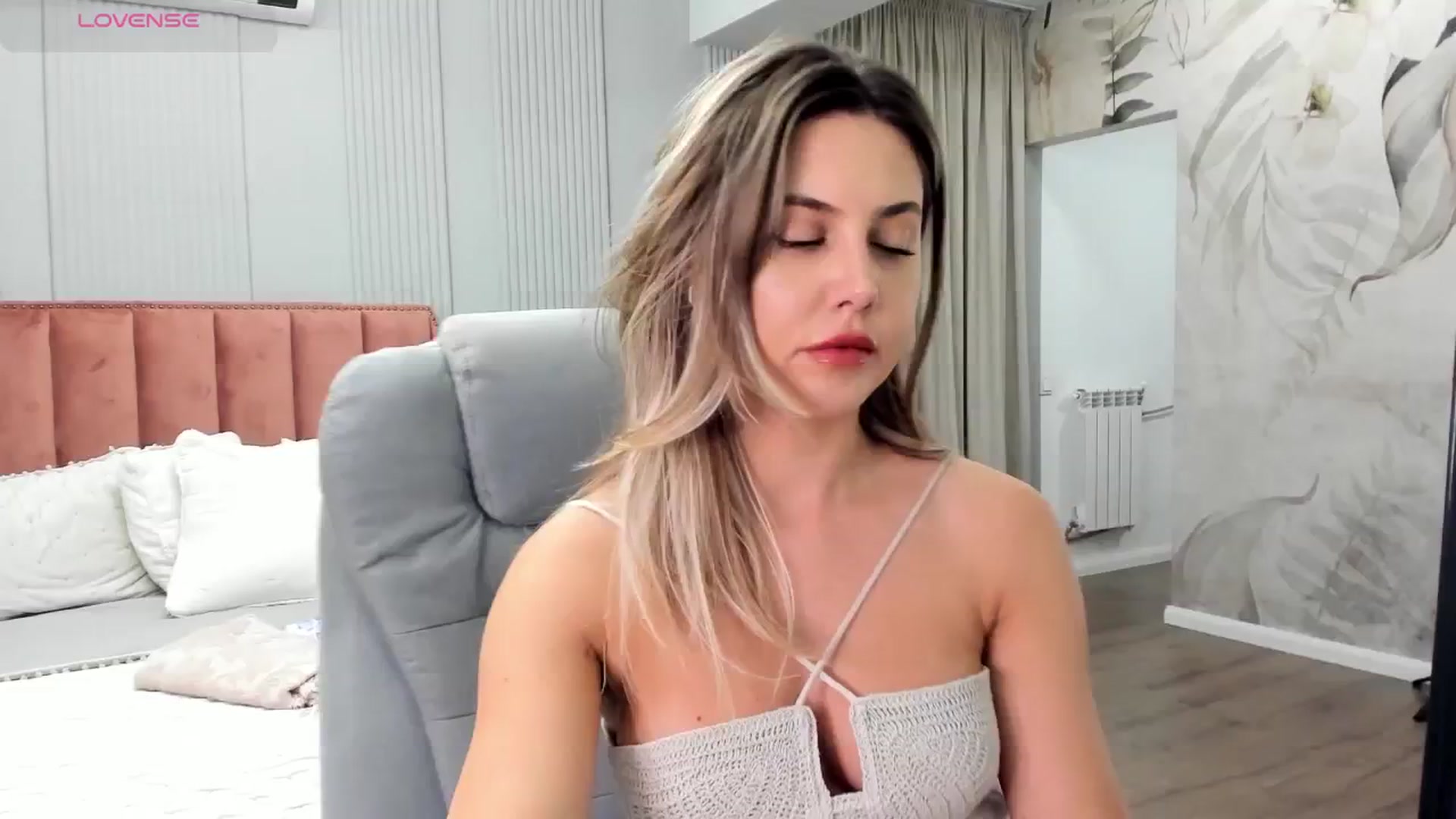 Gallery image thumbnail from NellieCutest's myfreecams stream on, 08/01/2025, 19:23 image 6 of 20