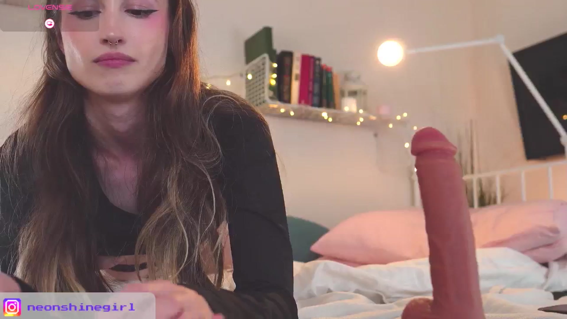 Gallery image thumbnail from NeonShine's myfreecams stream on, 07/06/2025, 12:19 image 4 of 20