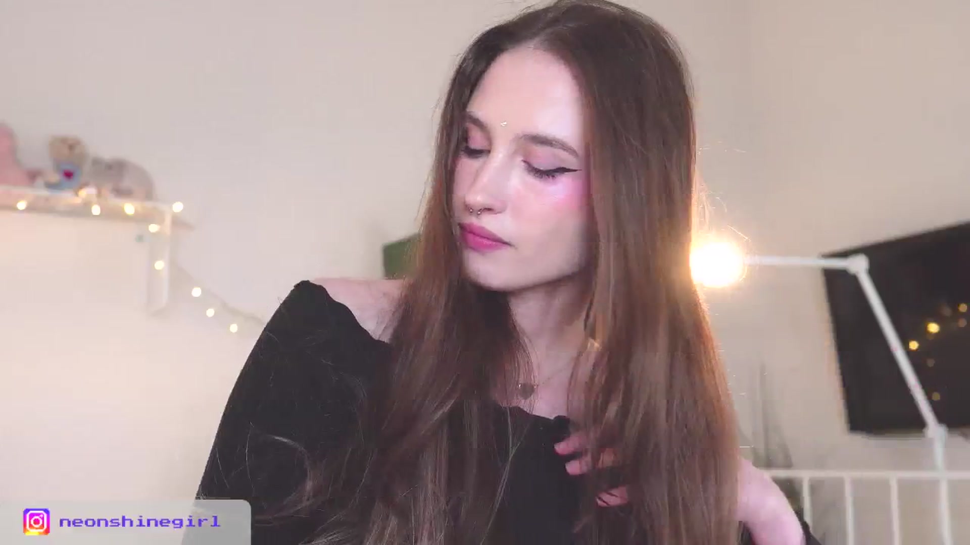 Gallery image thumbnail from NeonShine's myfreecams stream on, 09/21/2025, 08:17 image 14 of 20