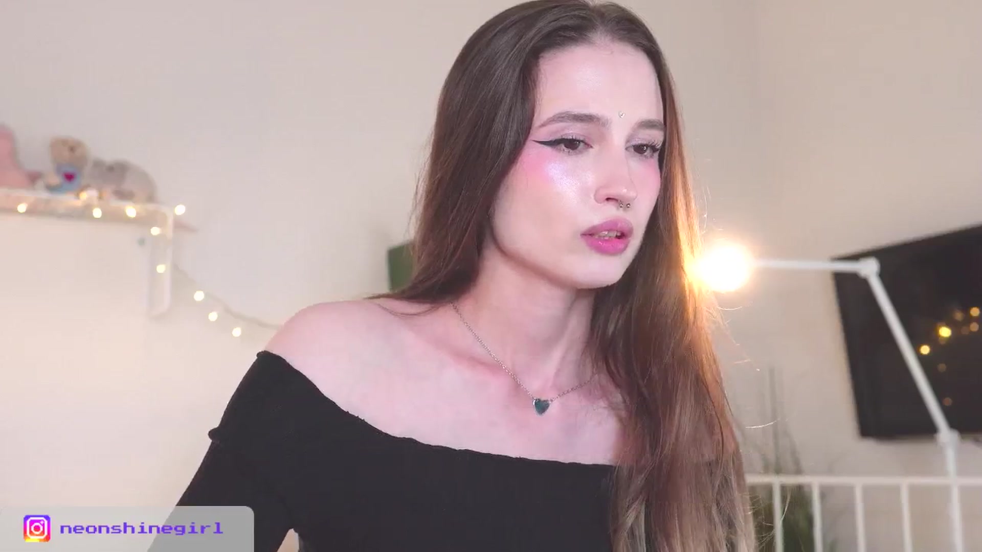 Gallery image thumbnail from NeonShine's myfreecams stream on, 09/21/2025, 08:17 image 16 of 20