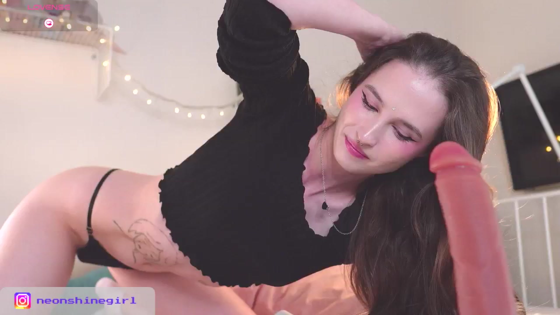 Gallery image thumbnail from NeonShine's myfreecams stream on, 09/21/2025, 12:10 image 2 of 20