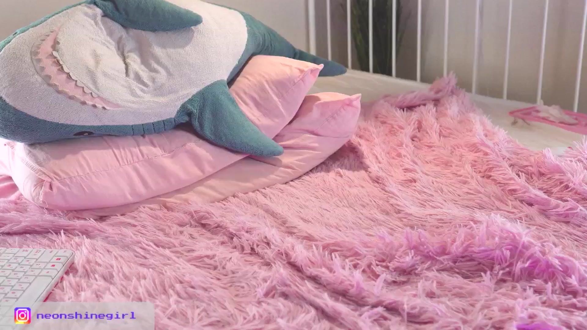 Gallery image thumbnail from NeonShine's myfreecams stream on, 09/29/2025, 11:35 image 14 of 20