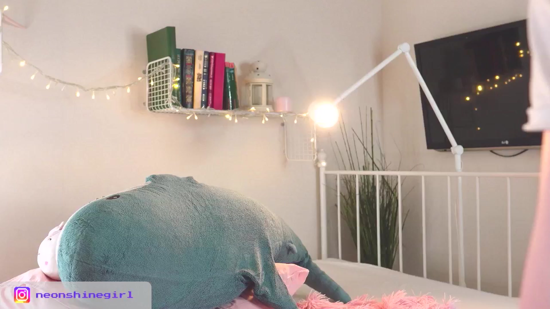 Gallery image thumbnail from NeonShine's myfreecams stream on, 10/19/2025, 11:59 image 12 of 20