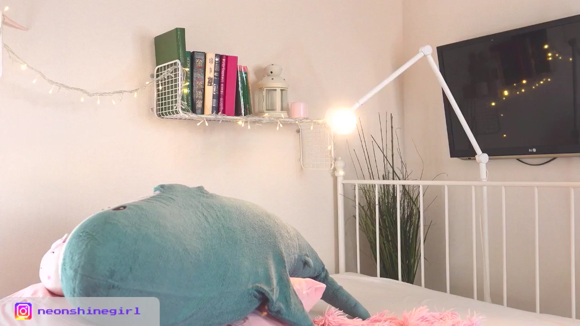 Gallery image thumbnail from NeonShine's myfreecams stream on, 10/19/2025, 11:59 image 10 of 20
