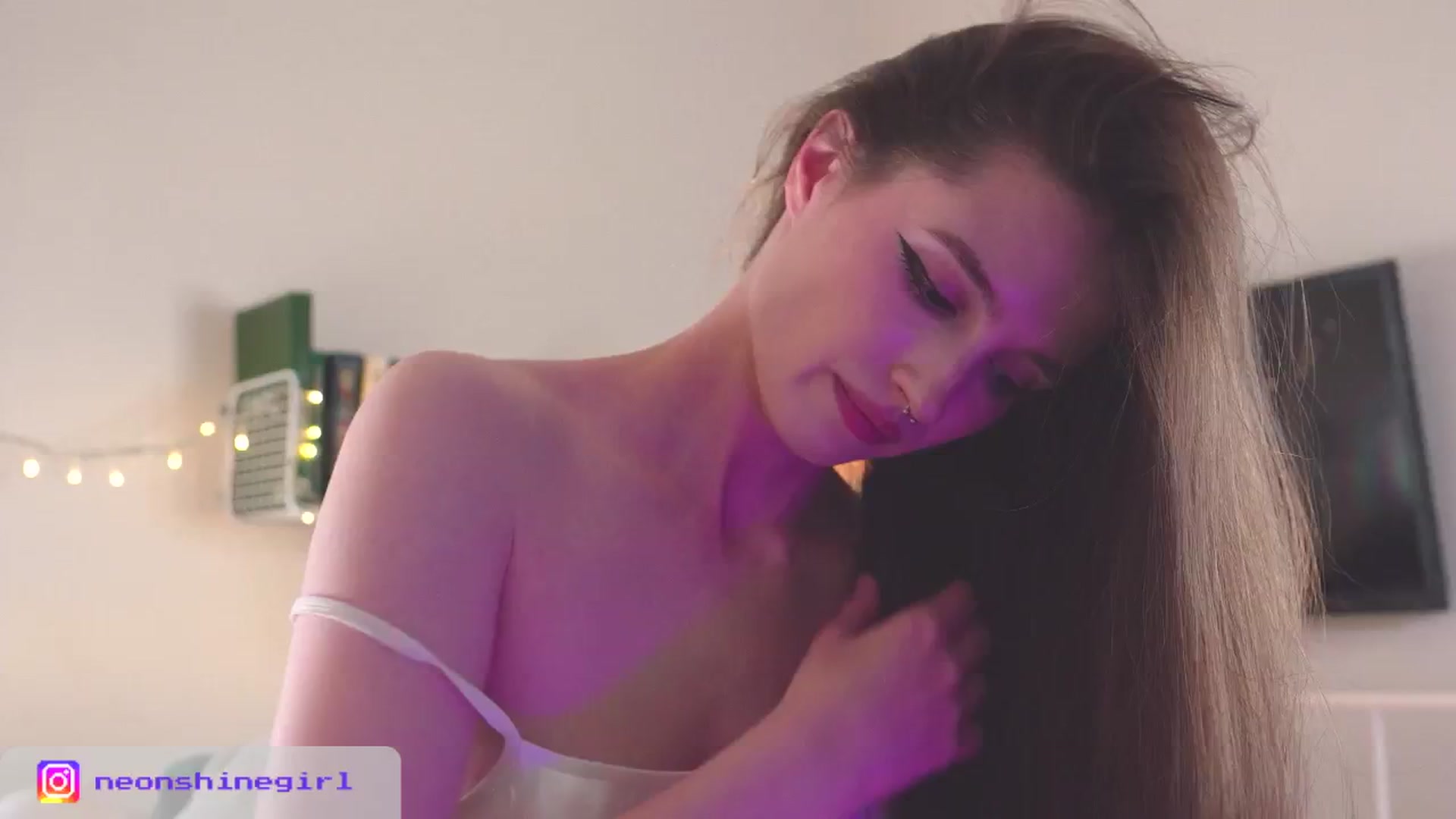 Gallery image thumbnail from NeonShine's myfreecams stream on, 10/19/2025, 12:58 image 20 of 20