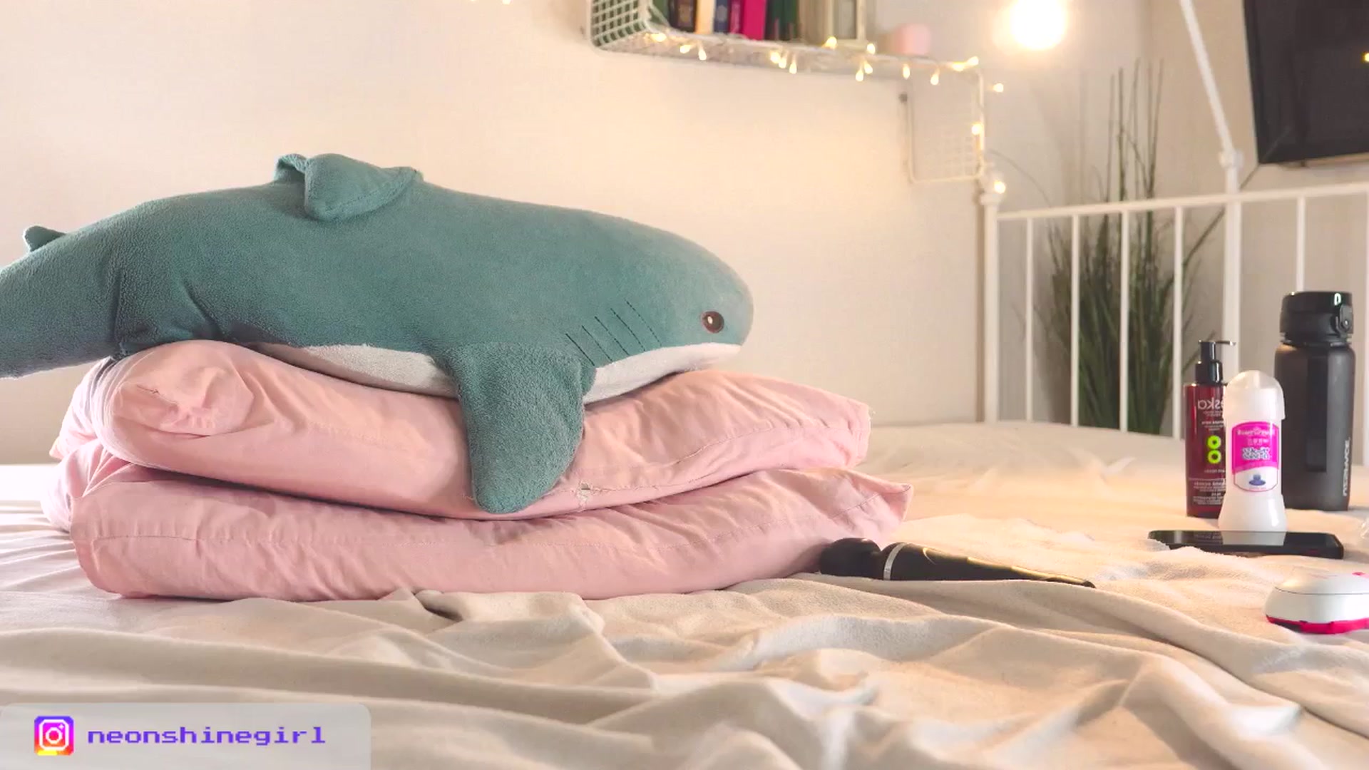 Gallery image thumbnail from NeonShine's myfreecams stream on, 03/23/2026, 08:22 image 2 of 20