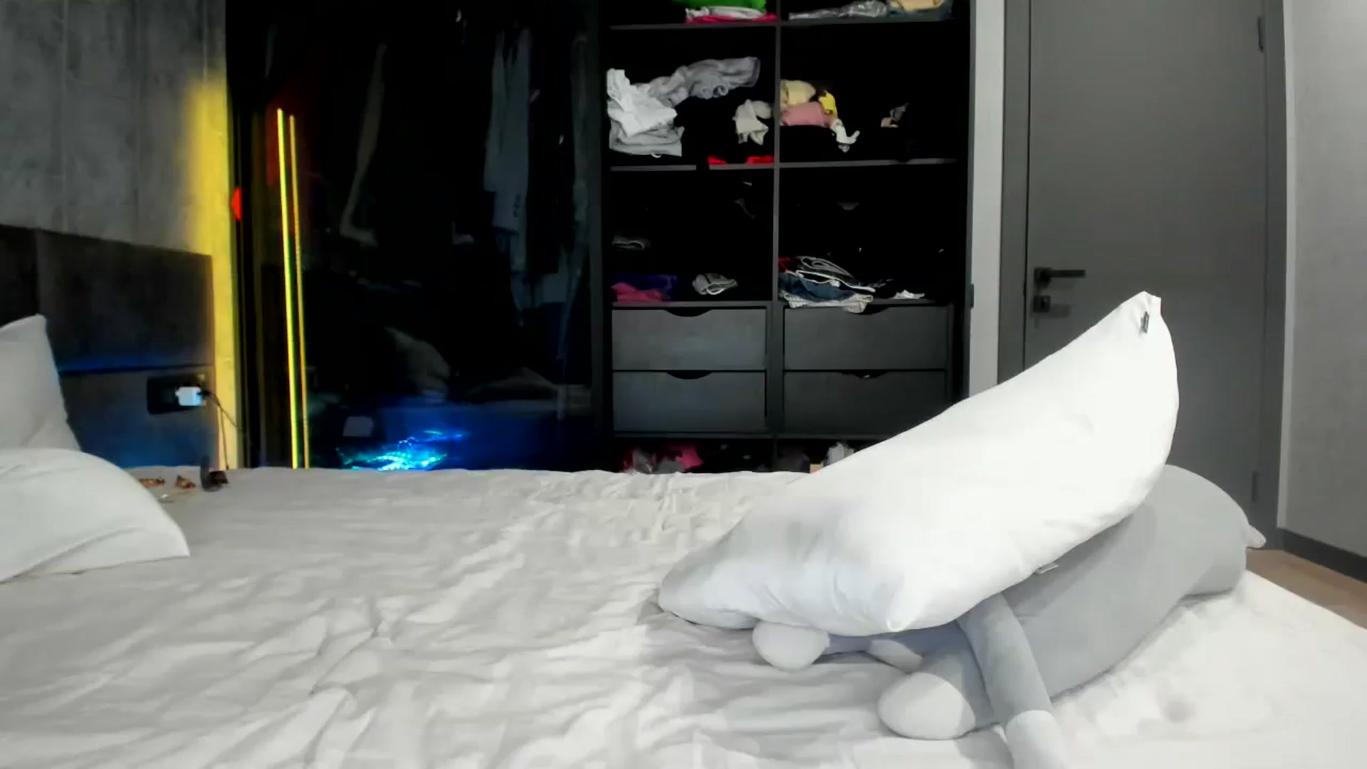 Gallery image thumbnail from Nesquikim's myfreecams stream on, 04/06/2024, 07:44 image 15 of 20