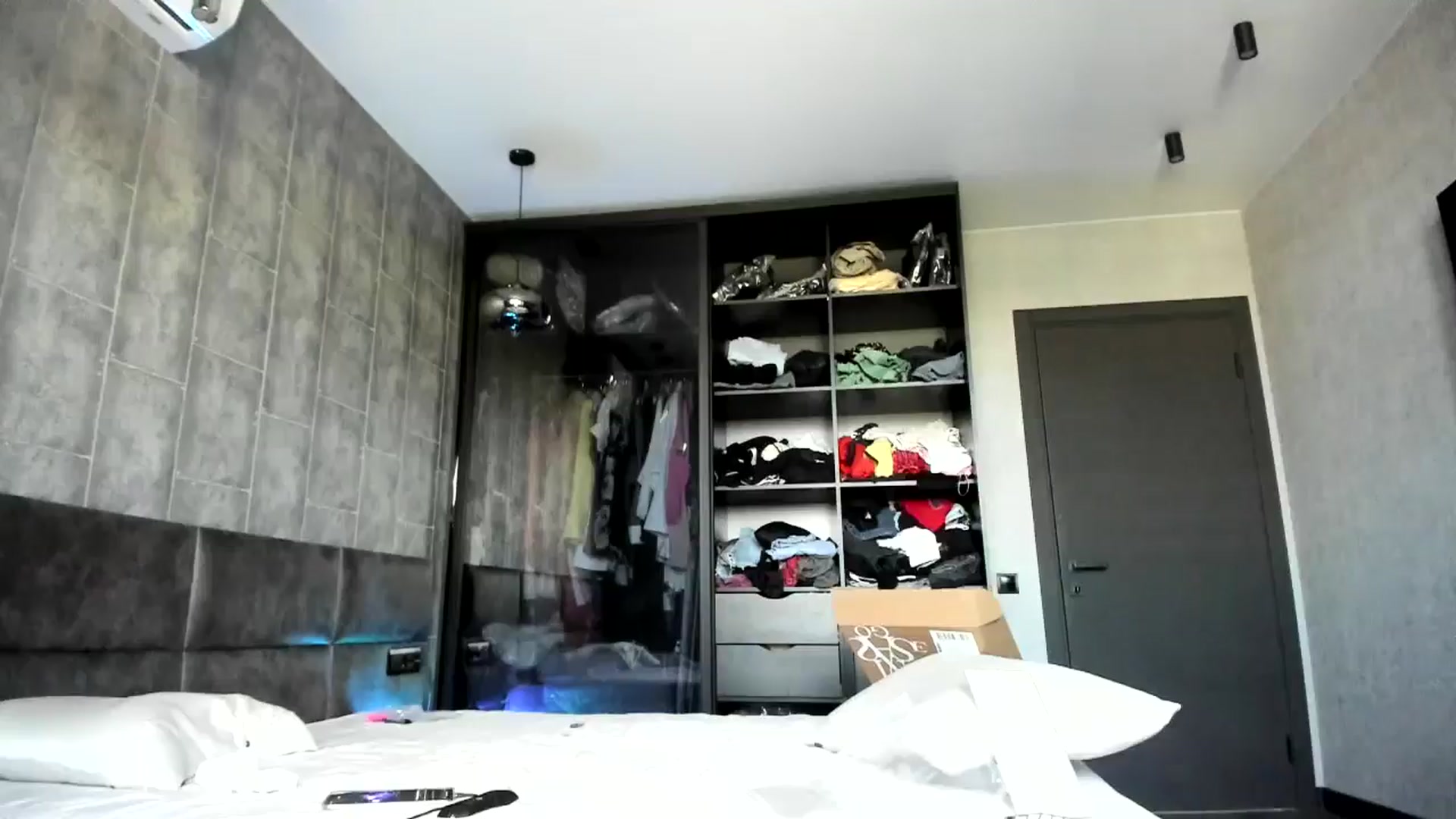 Gallery image thumbnail from Nesquikim's myfreecams stream on, 06/29/2024, 13:14 image 11 of 20