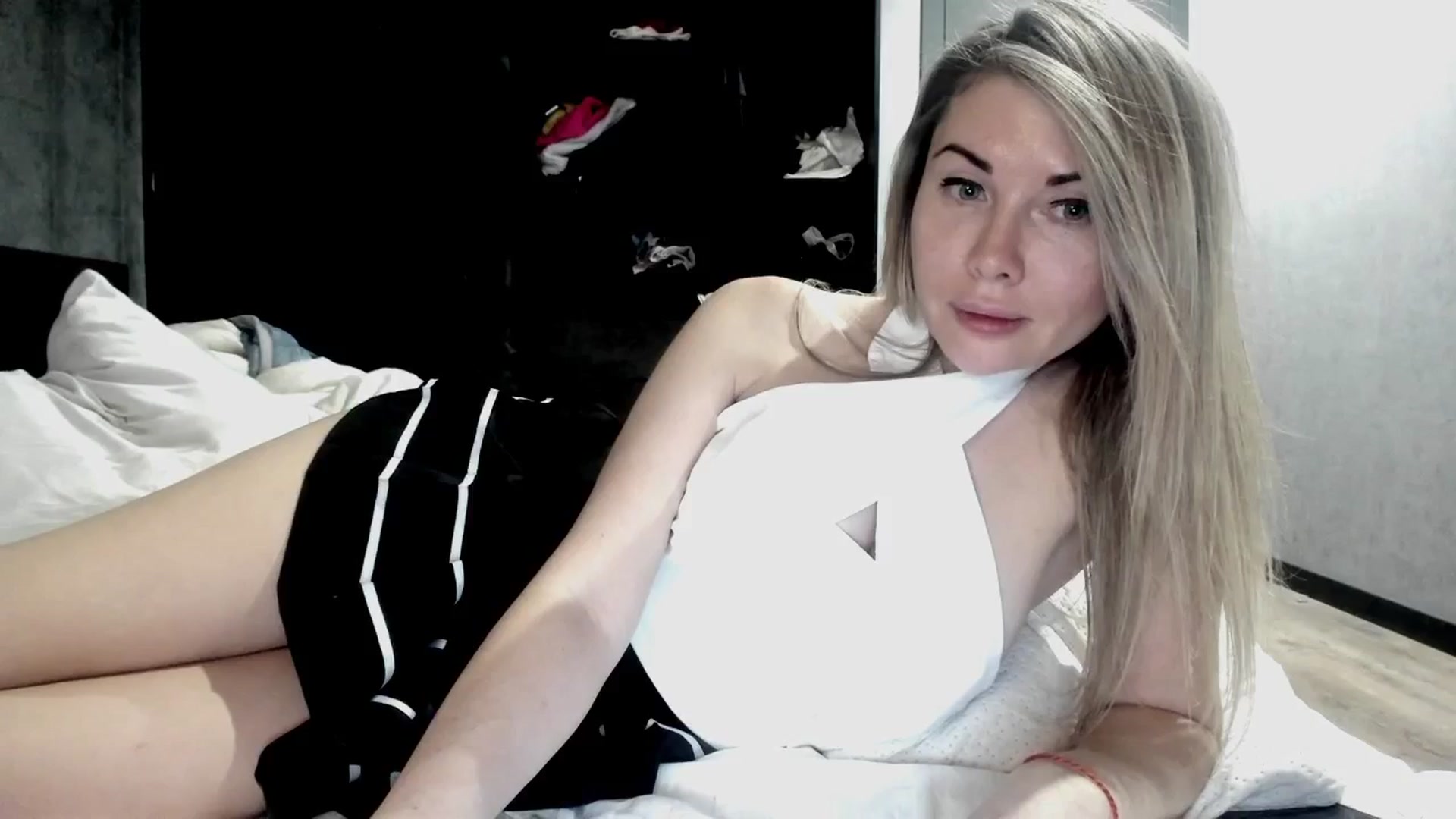 Gallery image thumbnail from Nesquikim's myfreecams stream on, 11/20/2024, 06:30 image 3 of 20