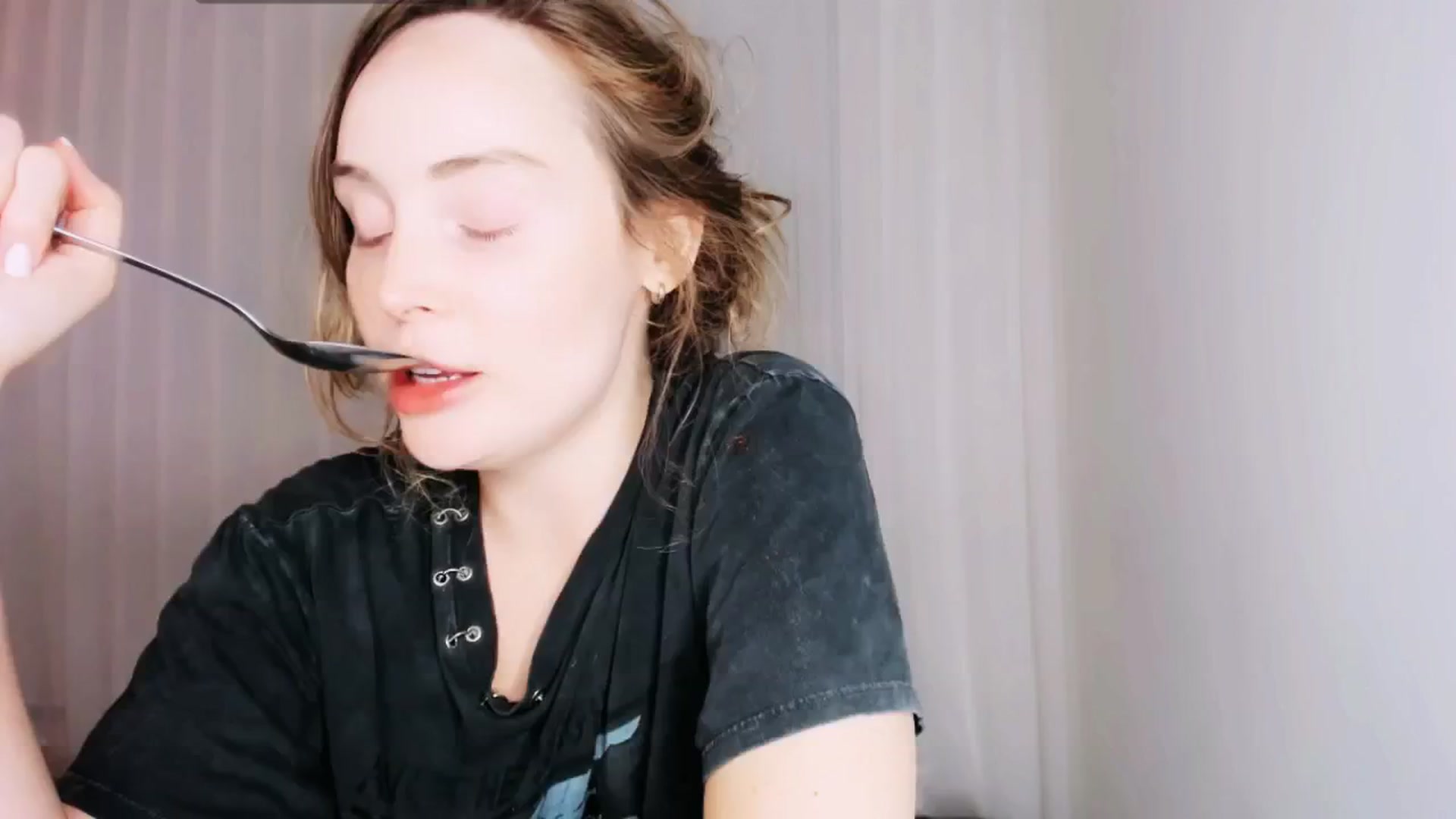 Gallery image thumbnail from NessaMoore's myfreecams stream on, 06/18/2024, 03:43 image 15 of 20