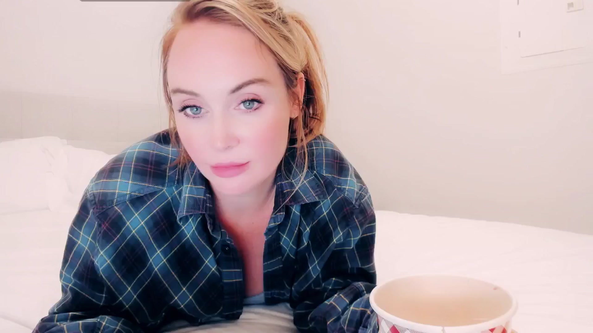 Gallery image thumbnail from NessaMoore's myfreecams stream on, 10/19/2024, 05:30 image 6 of 20