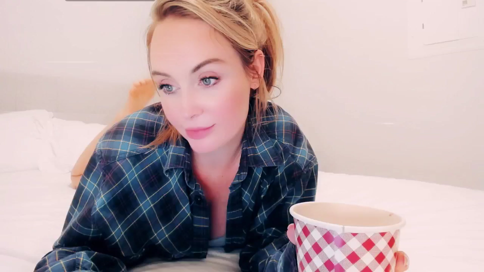 Gallery image thumbnail from NessaMoore's myfreecams stream on, 10/19/2024, 05:30 image 2 of 20