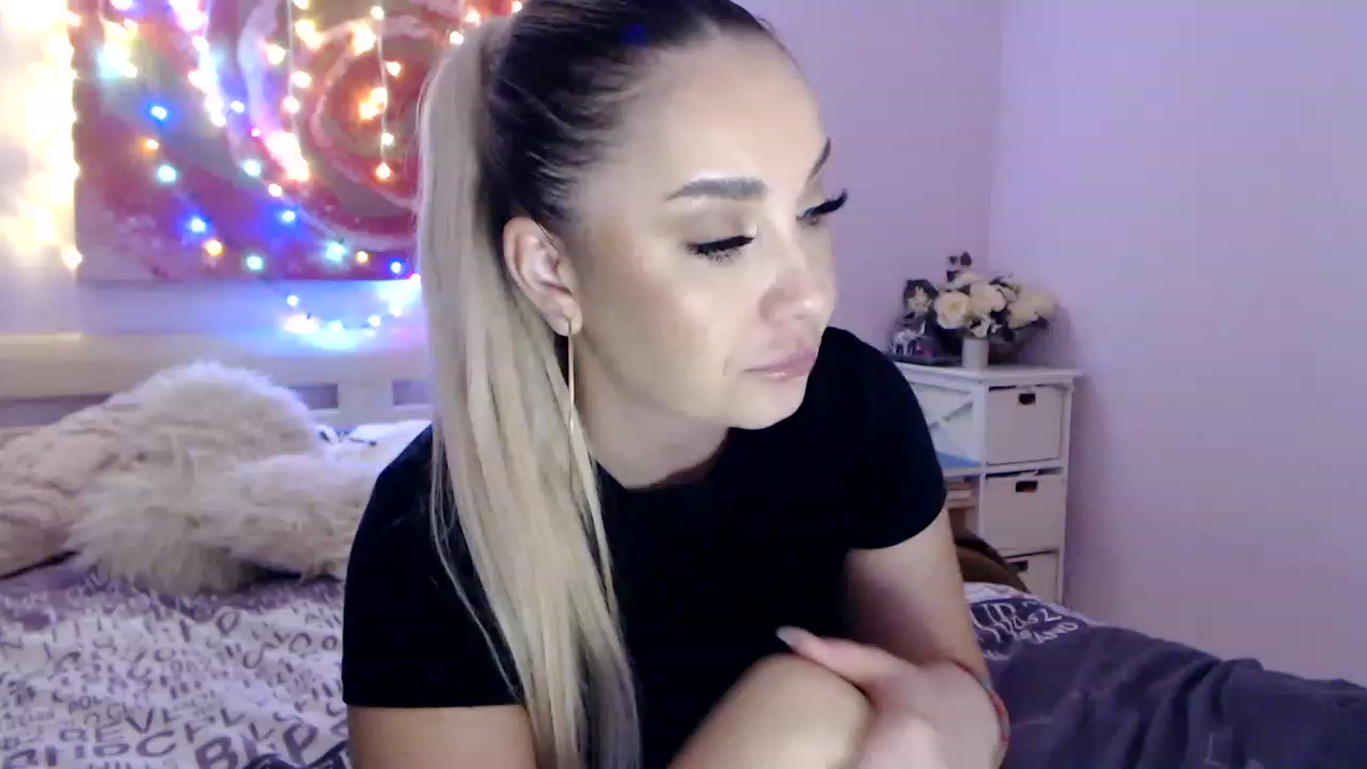 Gallery image thumbnail from New_Crinna's myfreecams stream on, 11/17/2022, 14:03 image 1 of 20