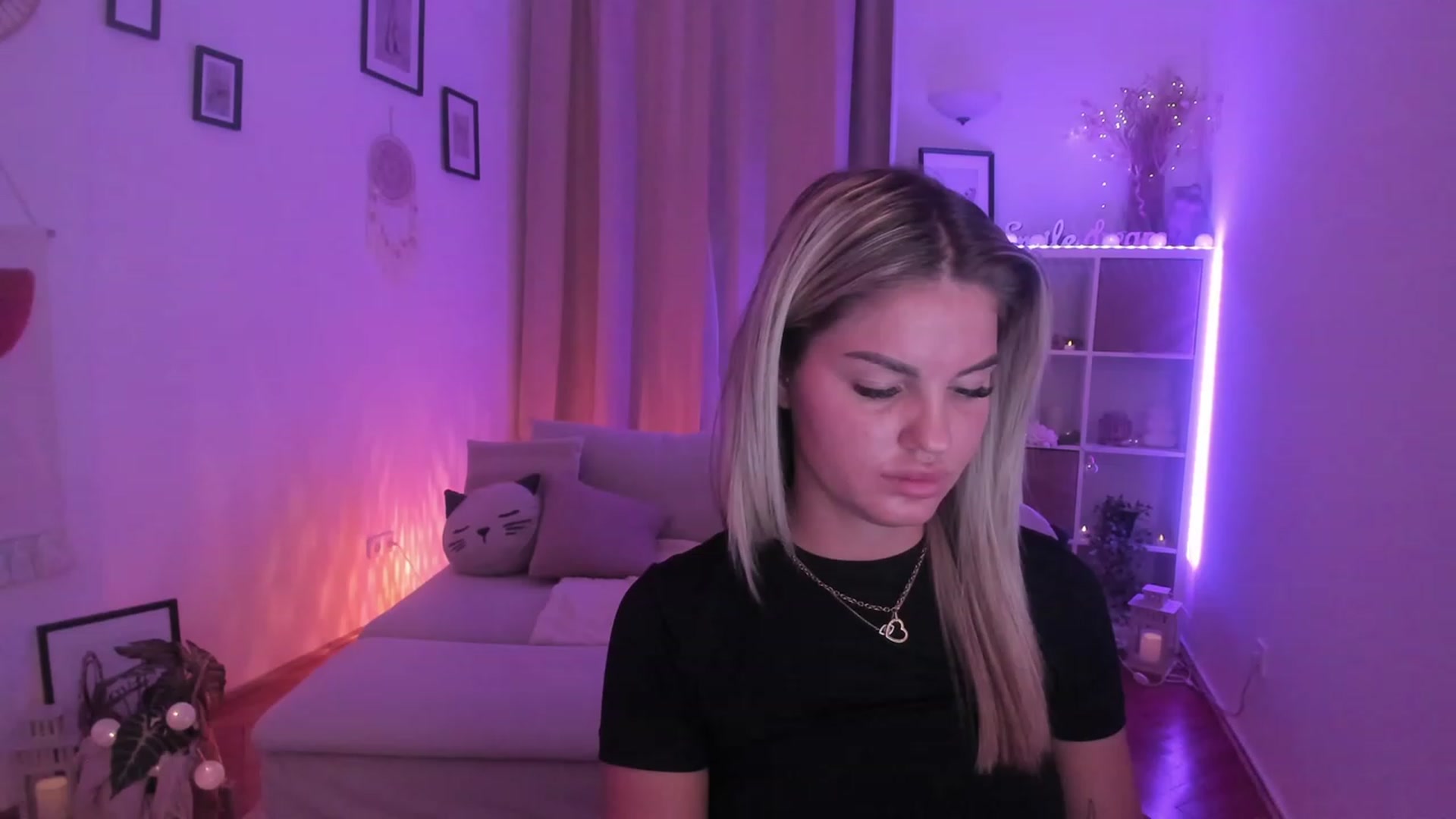 Gallery image thumbnail from NiaBlondie's myfreecams stream on, 11/03/2023, 18:57 image 7 of 20