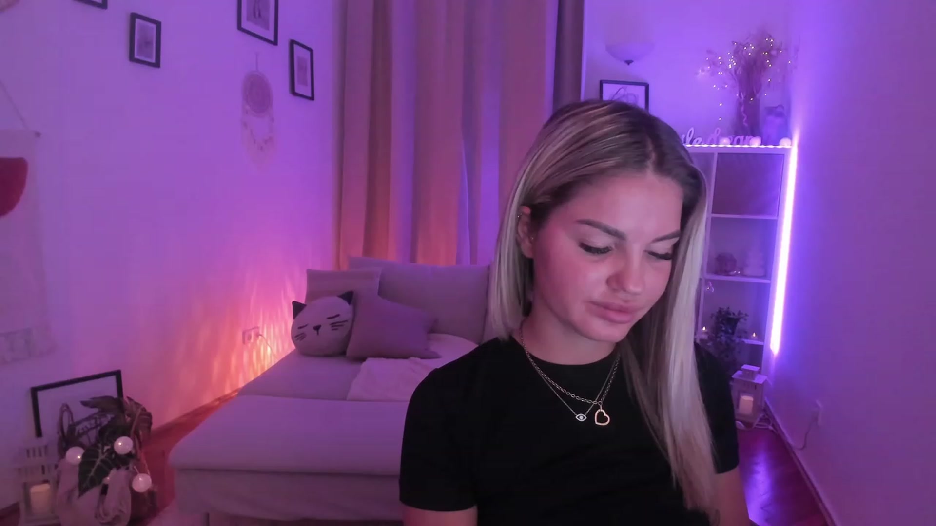 Gallery image thumbnail from NiaBlondie's myfreecams stream on, 11/03/2023, 18:57 image 8 of 20