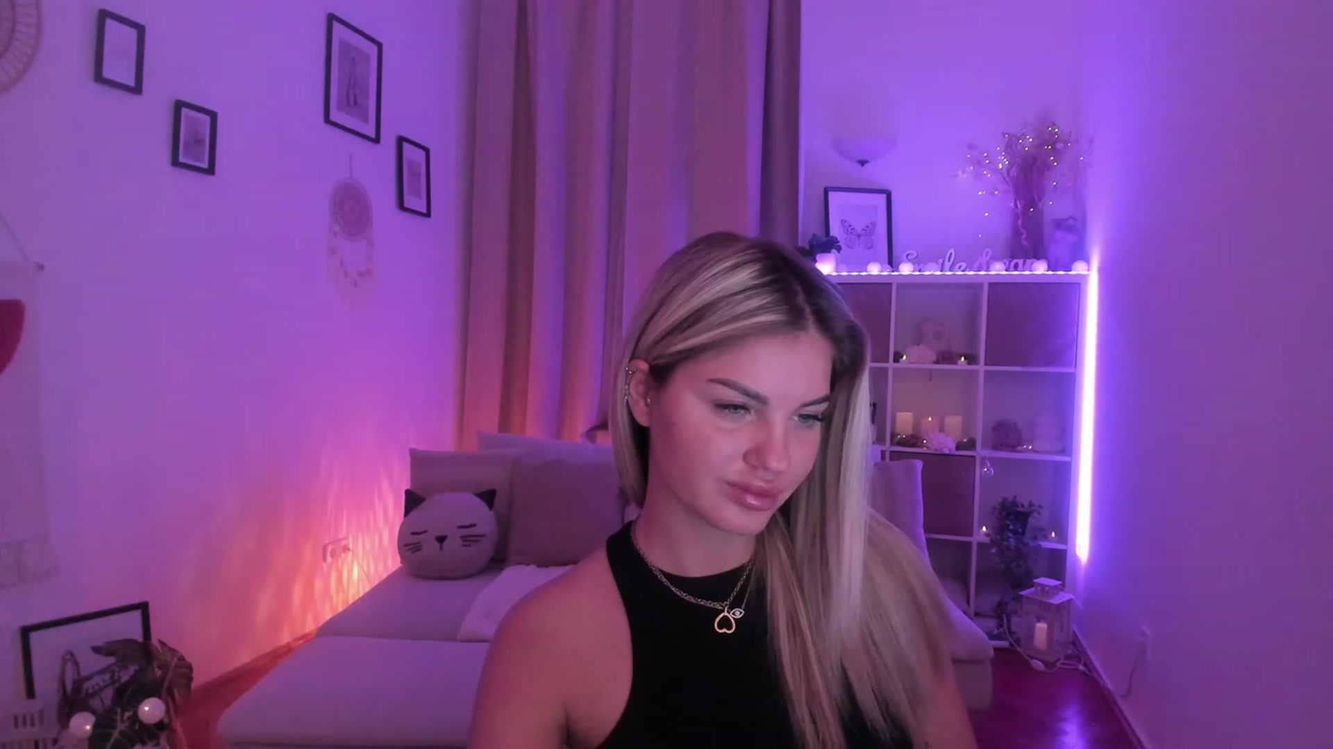 Gallery image thumbnail from NiaBlondie's myfreecams stream on, 11/05/2023, 19:12 image 3 of 20