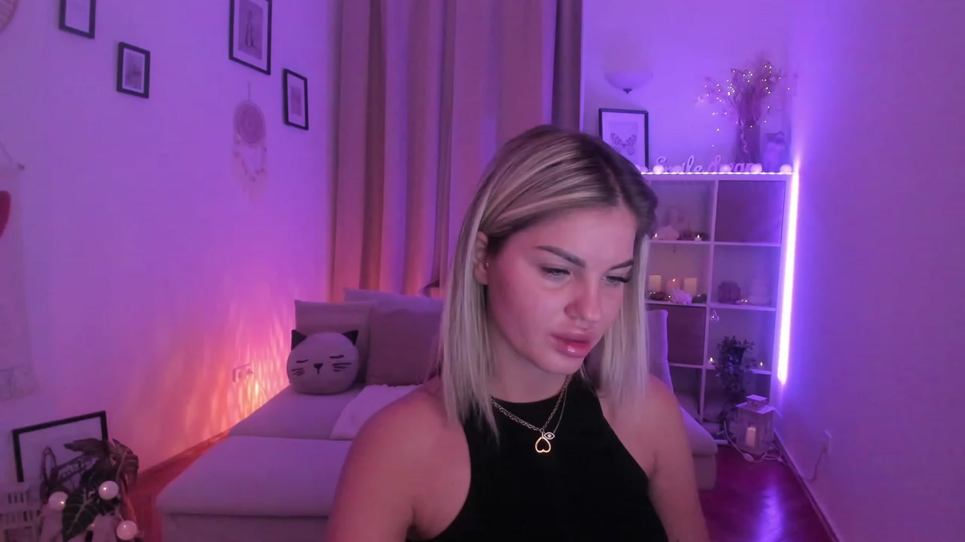 Gallery image thumbnail from NiaBlondie's myfreecams stream on, 11/05/2023, 19:12 image 6 of 20