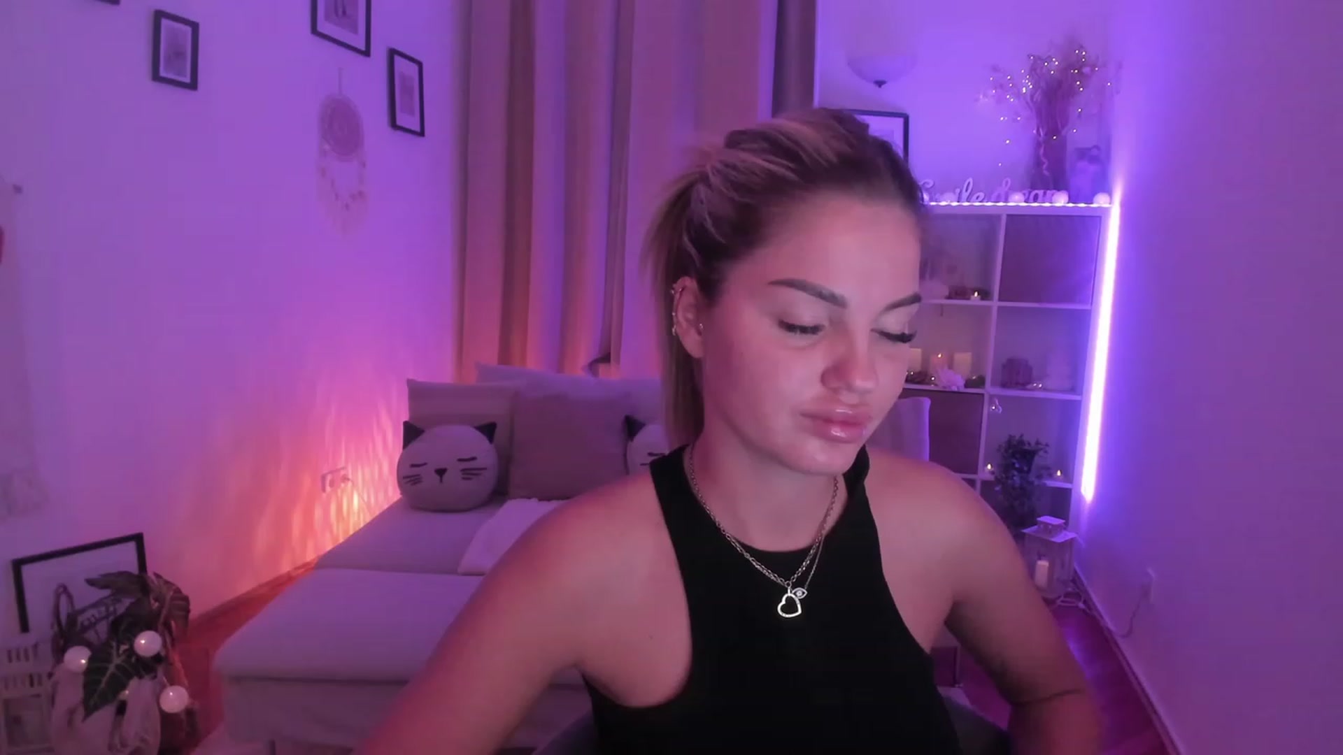 Gallery image thumbnail from NiaBlondie's myfreecams stream on, 11/05/2023, 19:12 image 20 of 20