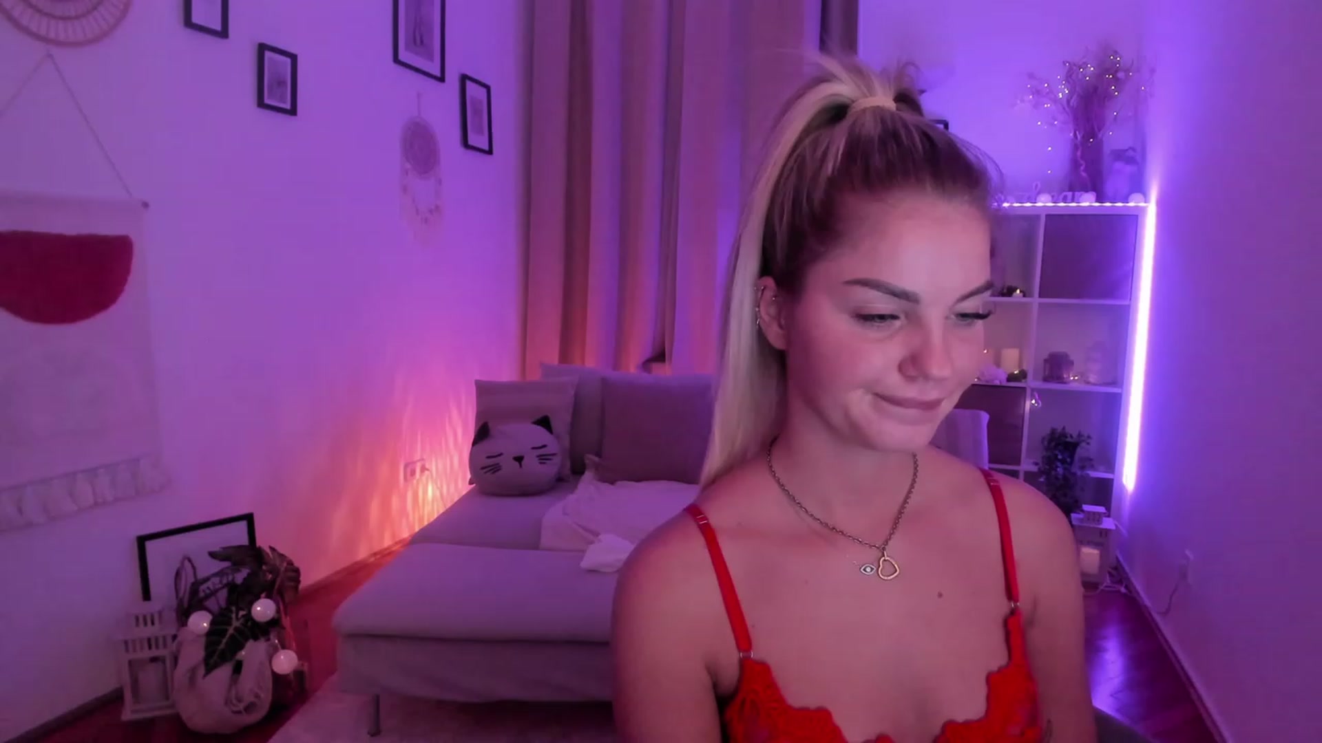 Gallery image thumbnail from NiaBlondie's myfreecams stream on, 11/08/2023, 21:19 image 19 of 20
