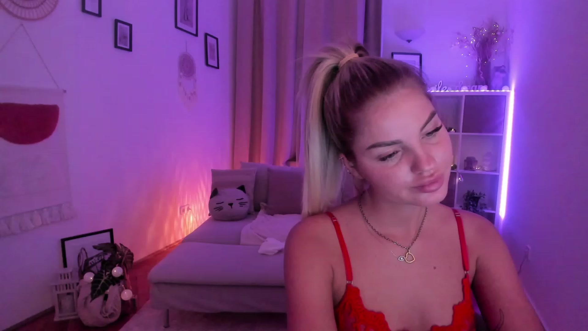 Gallery image thumbnail from NiaBlondie's myfreecams stream on, 11/08/2023, 21:19 image 18 of 20