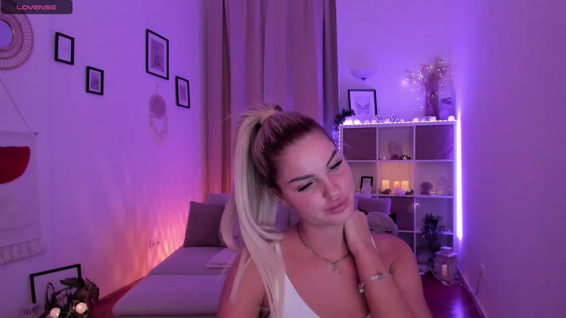 Gallery image thumbnail from NiaBlondie's myfreecams stream on, 11/14/2023, 19:04 image 16 of 20