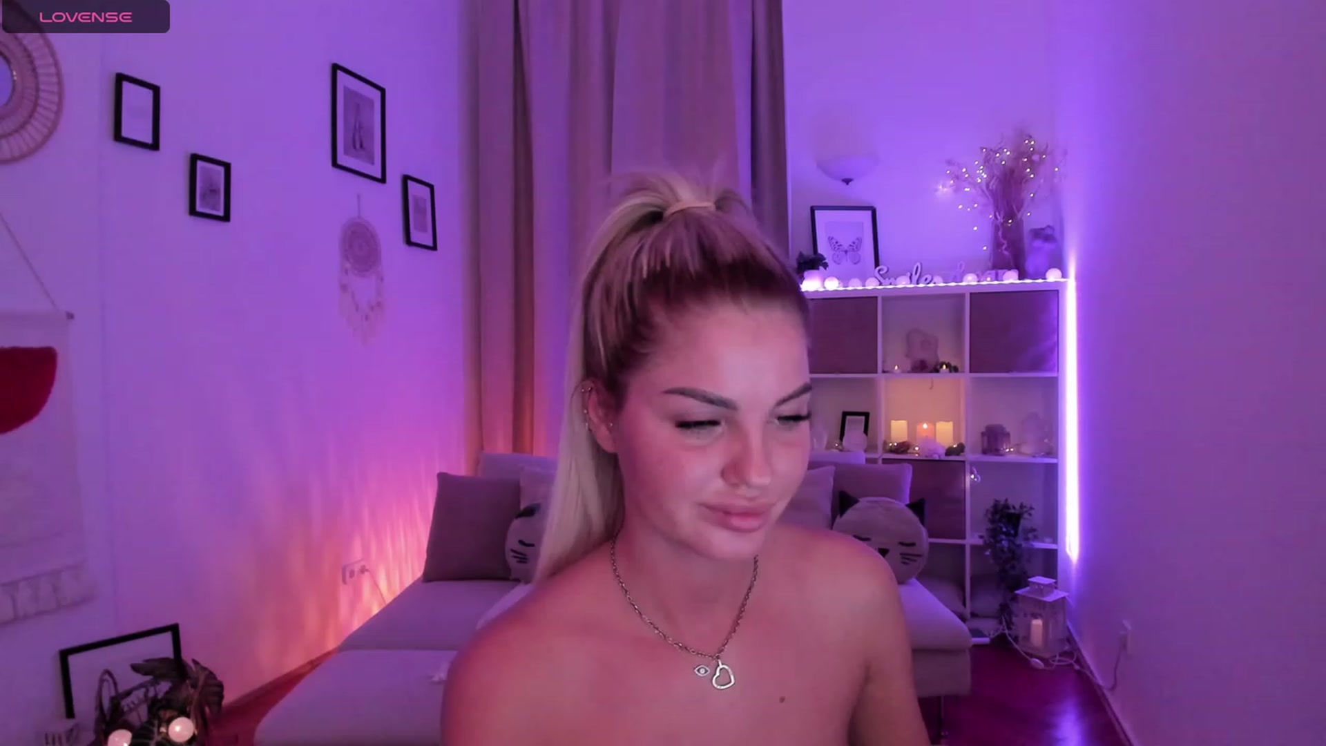 Gallery image thumbnail from NiaBlondie's myfreecams stream on, 11/14/2023, 21:18 image 6 of 20