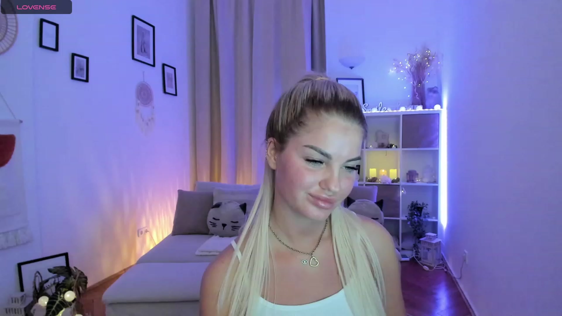 Gallery image thumbnail from NiaBlondie's myfreecams stream on, 11/15/2023, 19:39 image 19 of 20