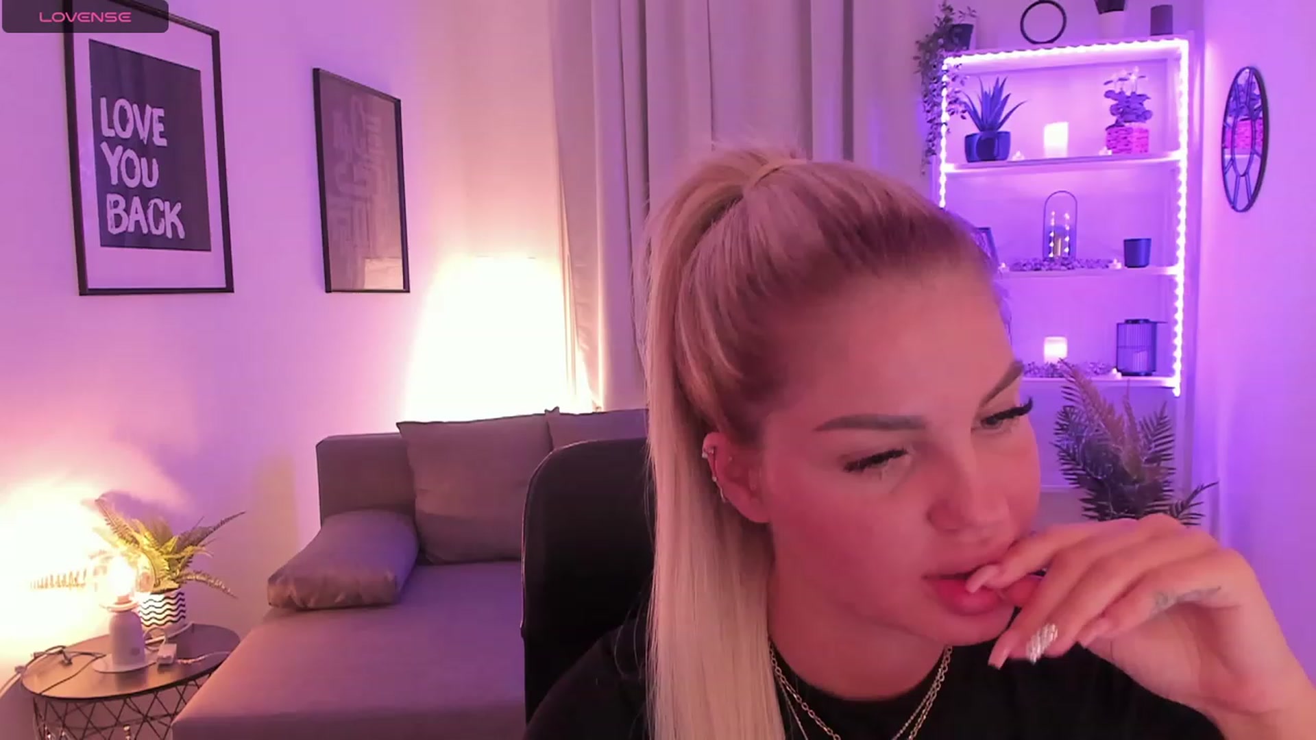 Gallery image thumbnail from NiaBlondie's myfreecams stream on, 11/18/2023, 18:16 image 17 of 20