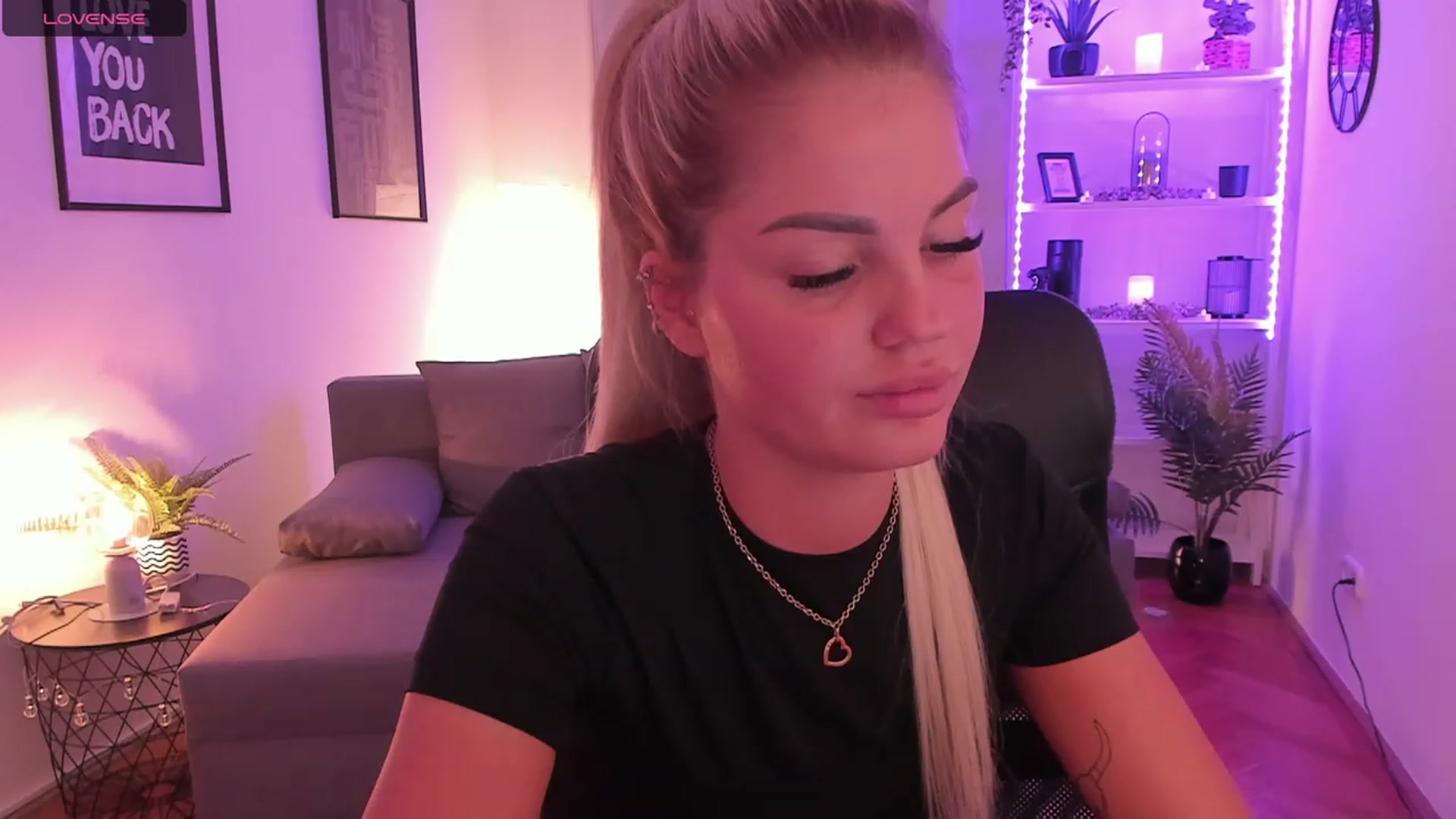 Gallery image thumbnail from NiaBlondie's myfreecams stream on, 11/18/2023, 20:09 image 6 of 20