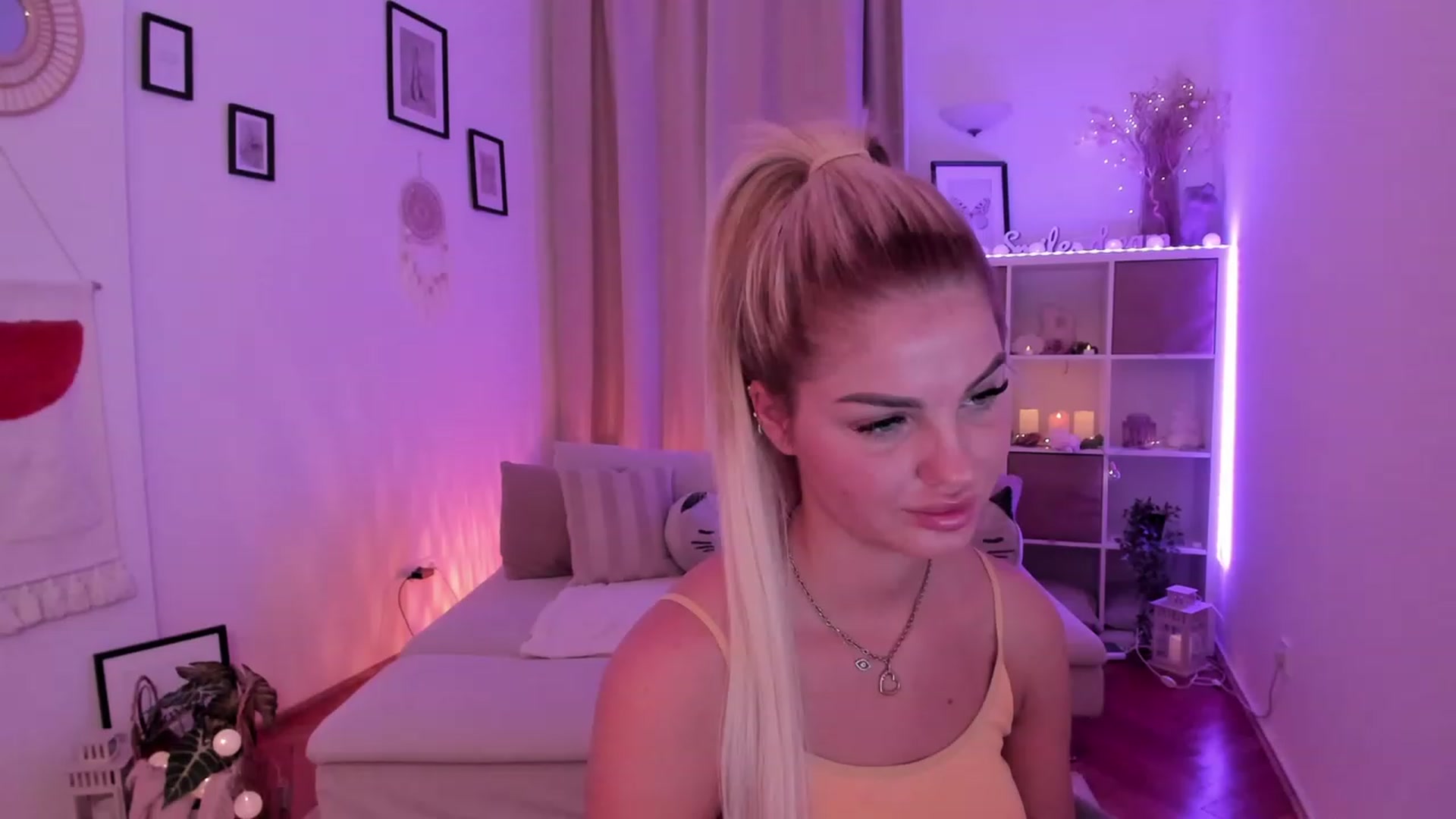 Gallery image thumbnail from NiaBlondie's myfreecams stream on, 11/19/2023, 13:13 image 7 of 20