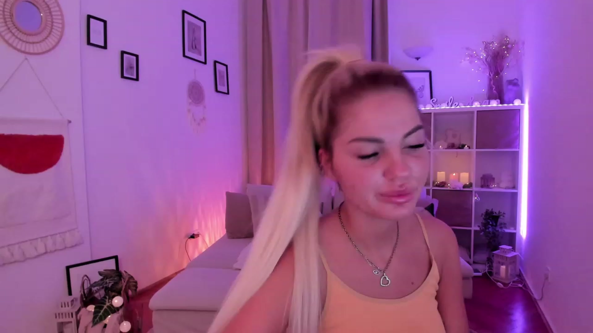 Gallery image thumbnail from NiaBlondie's myfreecams stream on, 11/19/2023, 13:13 image 14 of 20