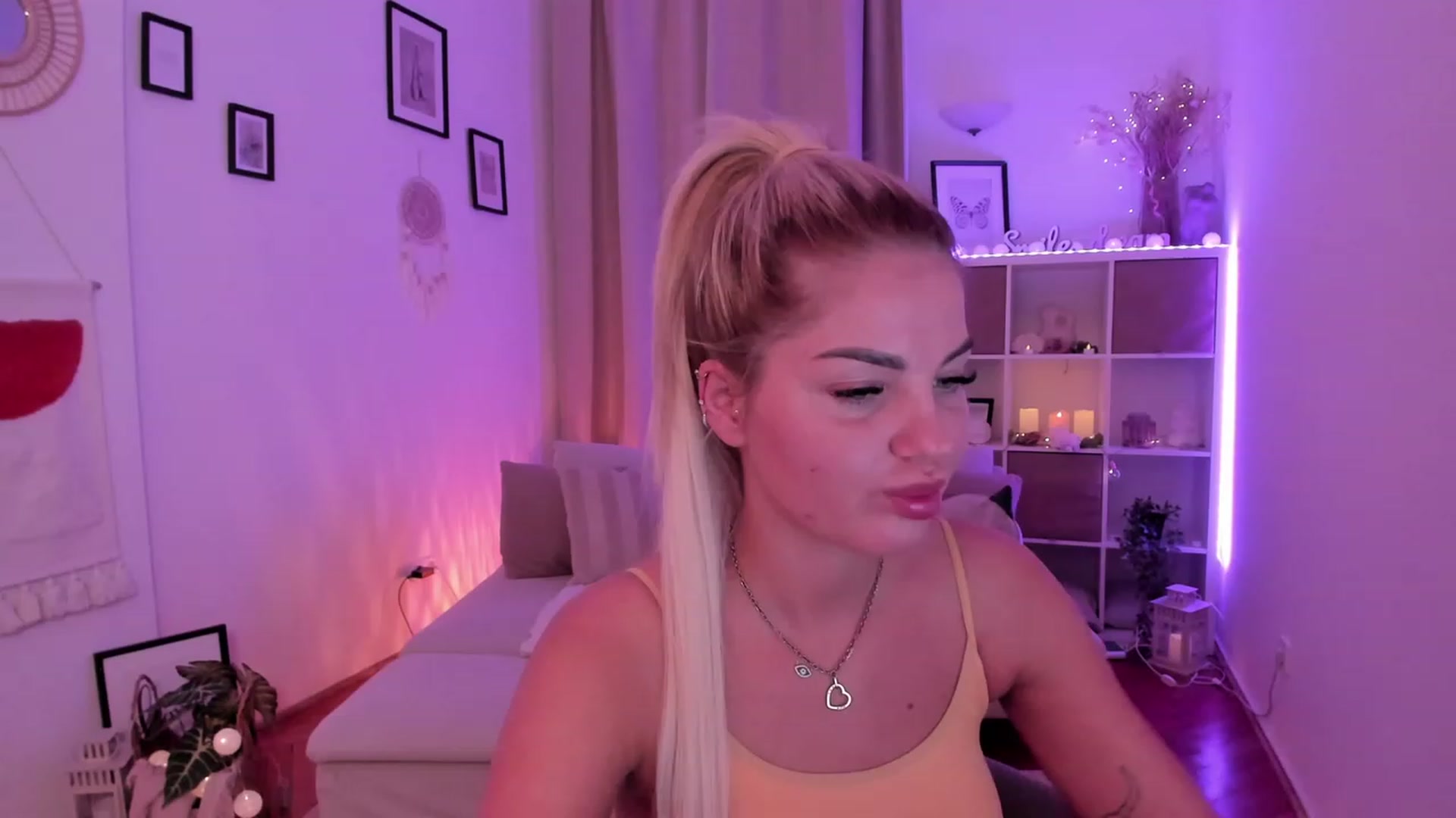 Gallery image thumbnail from NiaBlondie's myfreecams stream on, 11/19/2023, 13:13 image 6 of 20