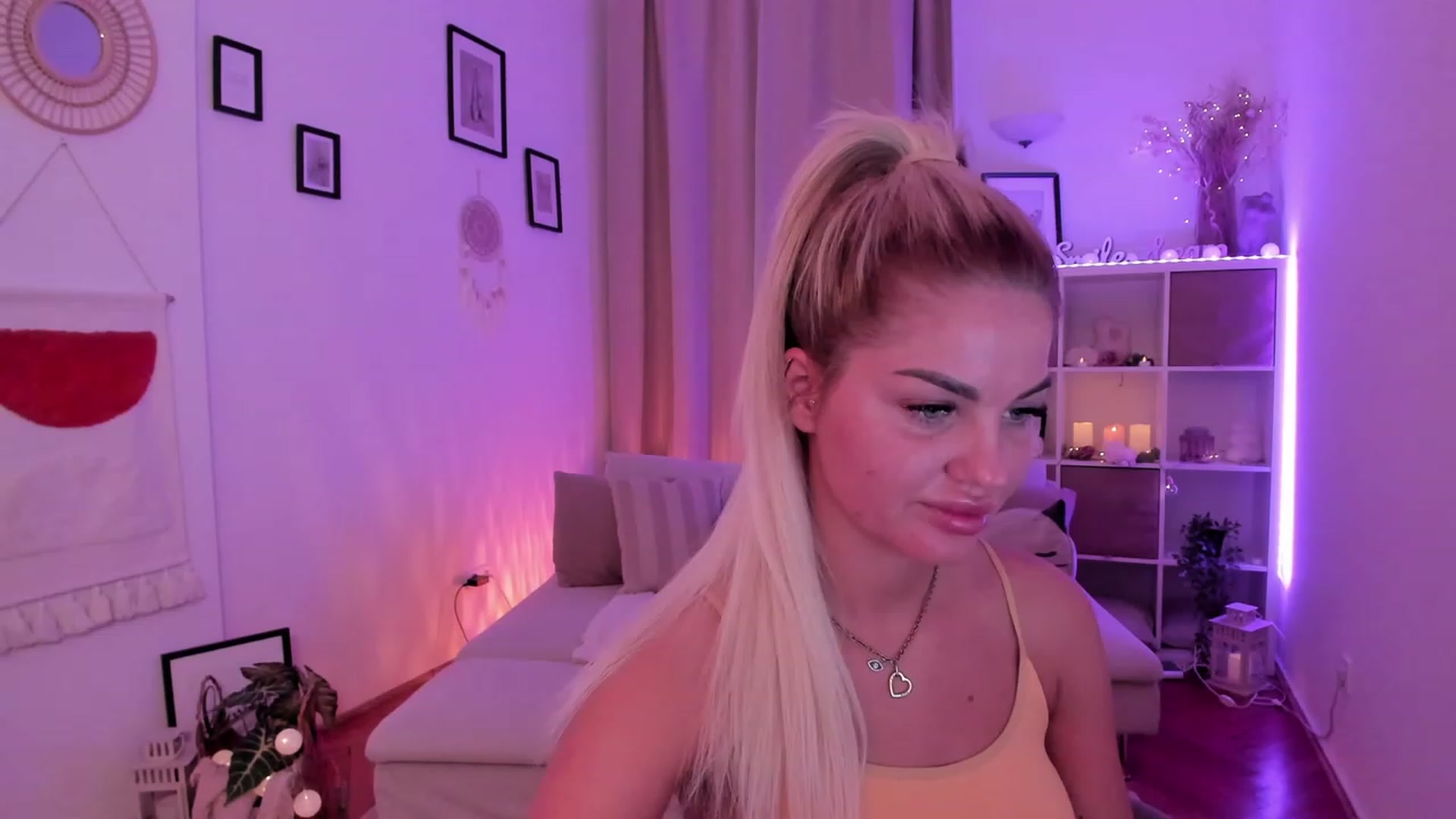 Gallery image thumbnail from NiaBlondie's myfreecams stream on, 11/19/2023, 13:13 image 15 of 20