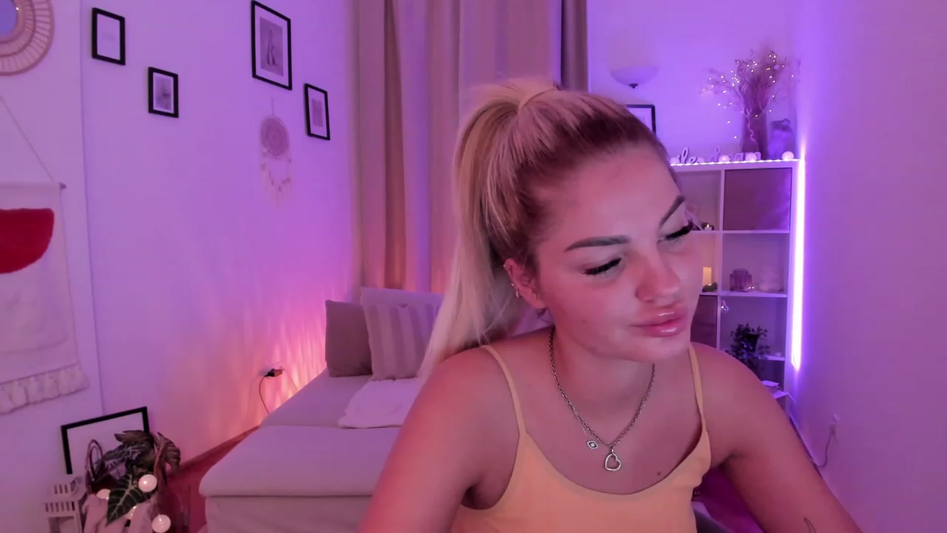 Gallery image thumbnail from NiaBlondie's myfreecams stream on, 11/19/2023, 13:13 image 4 of 20
