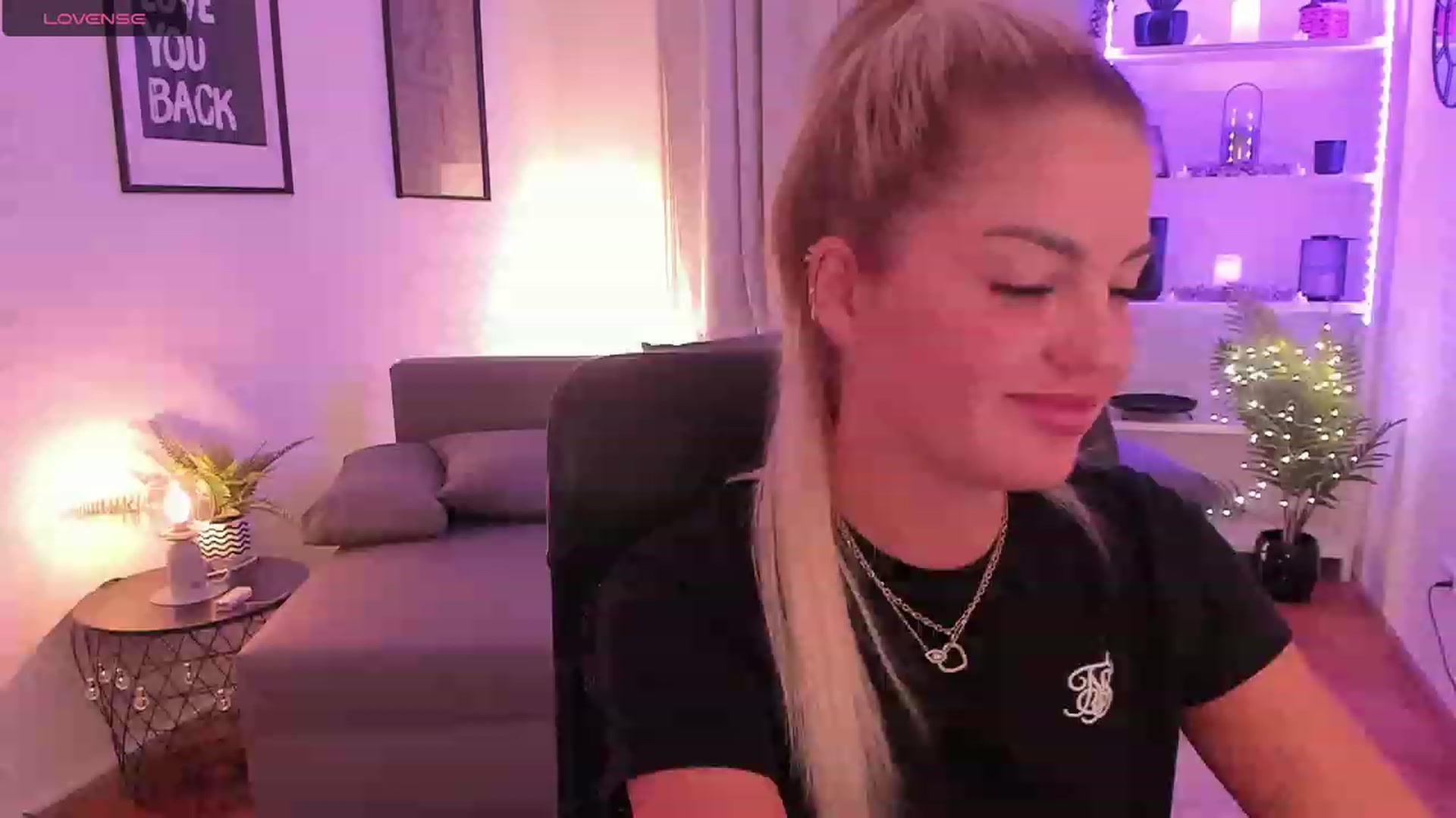 Gallery image thumbnail from NiaBlondie's myfreecams stream on, 11/20/2023, 19:25 image 7 of 20