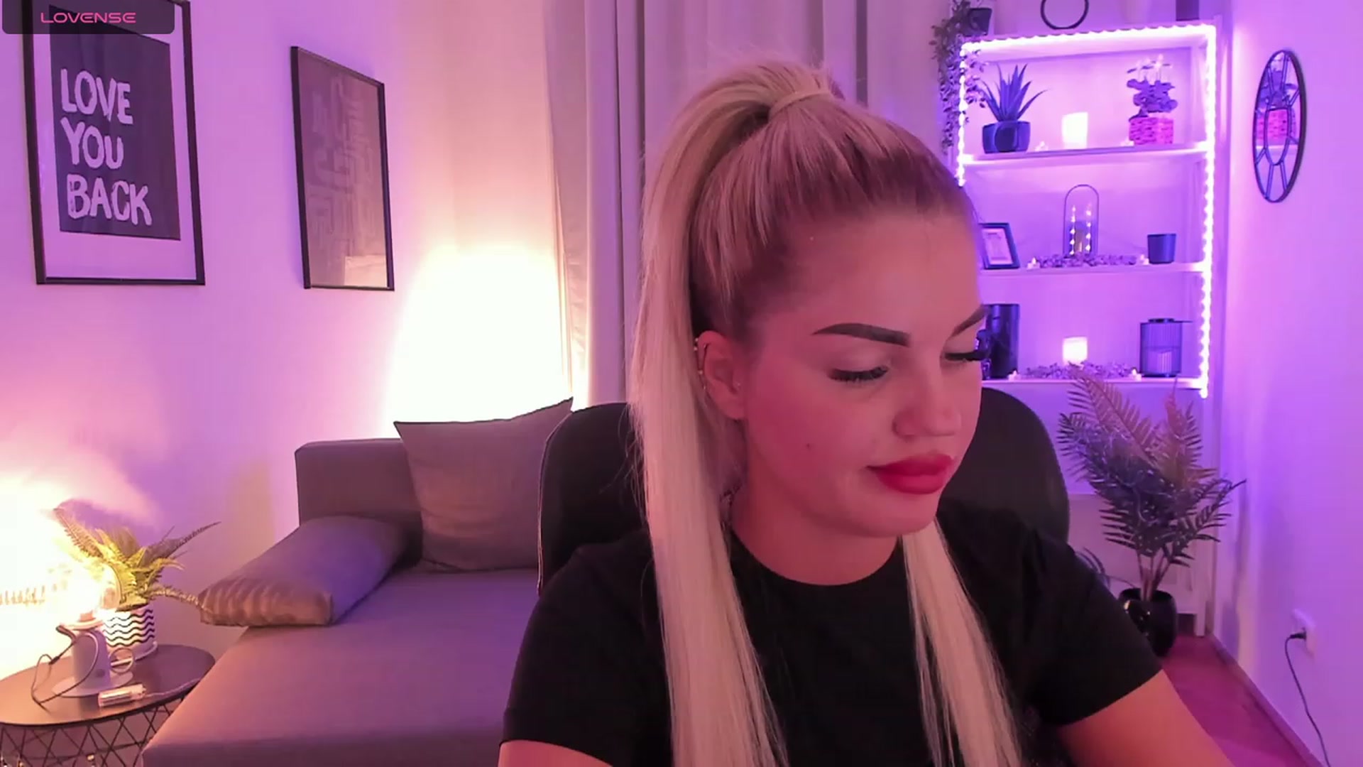 Gallery image thumbnail from NiaBlondie's myfreecams stream on, 11/22/2023, 19:33 image 6 of 20
