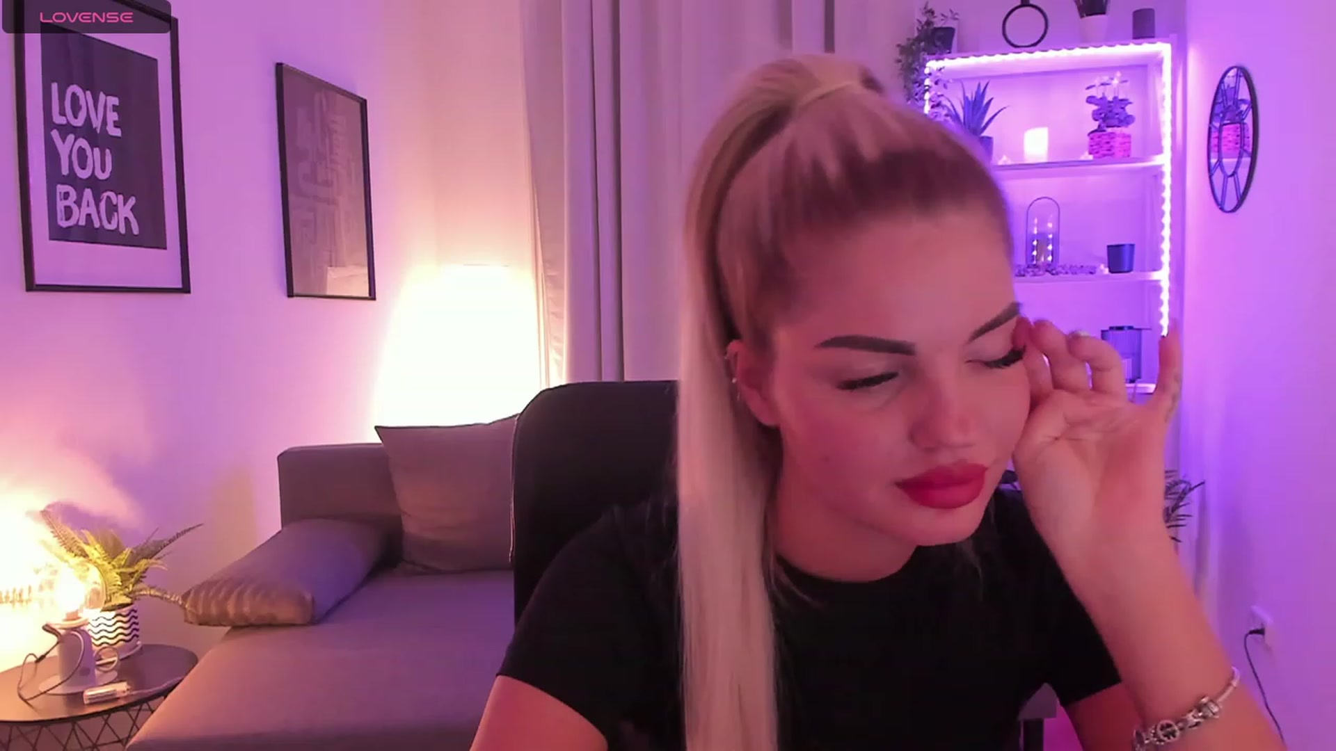 Gallery image thumbnail from NiaBlondie's myfreecams stream on, 11/22/2023, 19:33 image 18 of 20