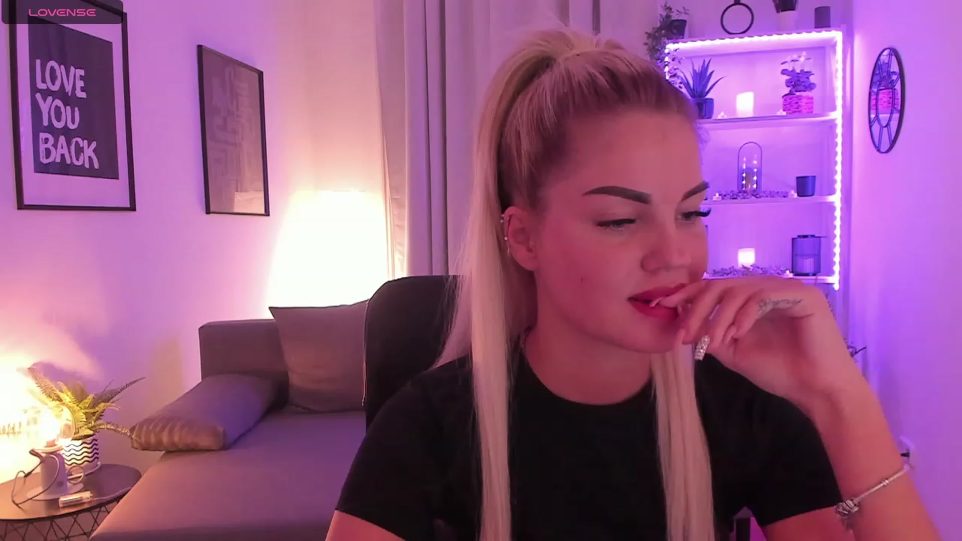 Gallery image thumbnail from NiaBlondie's myfreecams stream on, 11/22/2023, 19:33 image 15 of 20